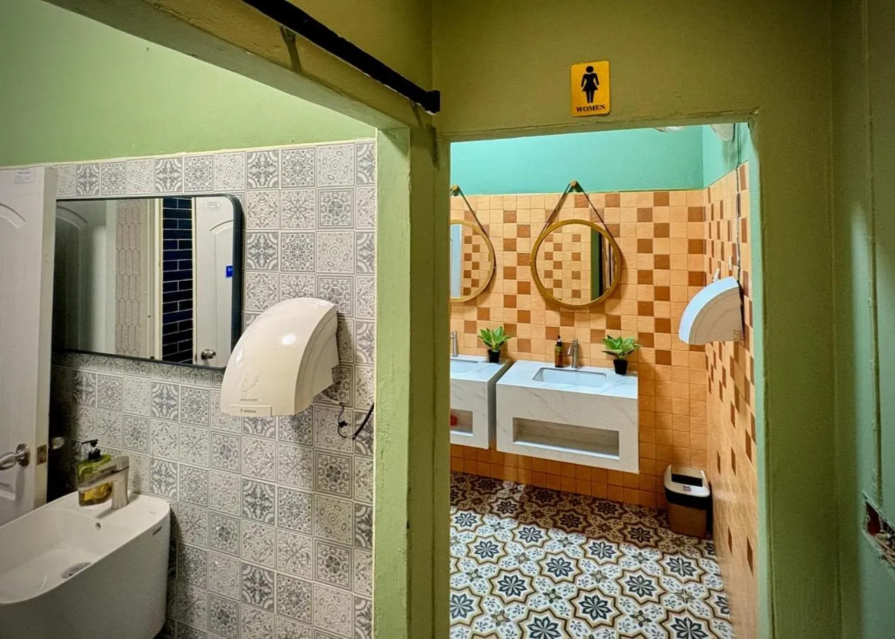 Restaurant/places to eat, Bed in Sugar and Spice Inn