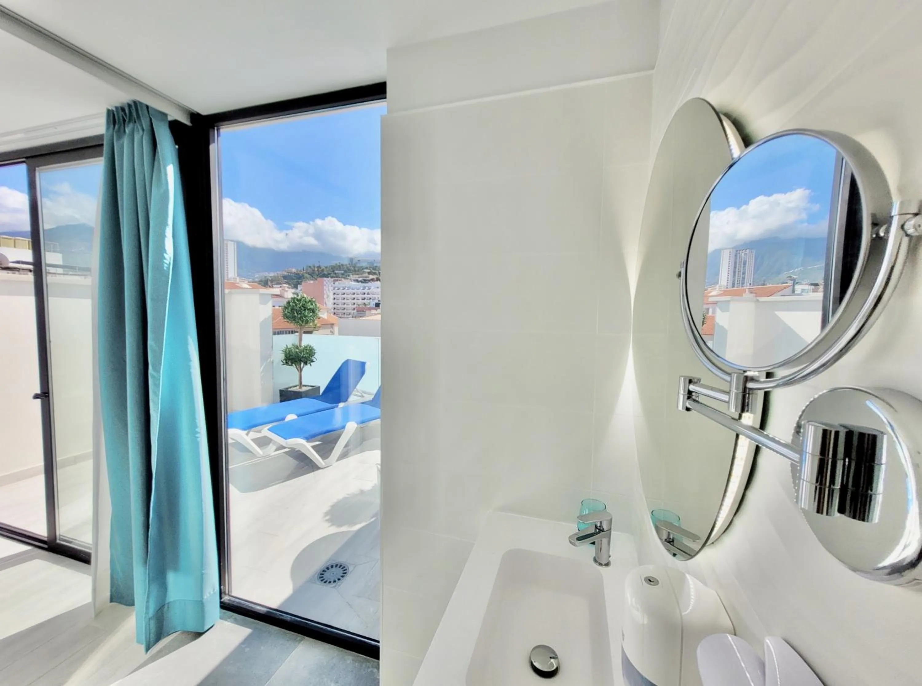 Shower in Puerto Azul