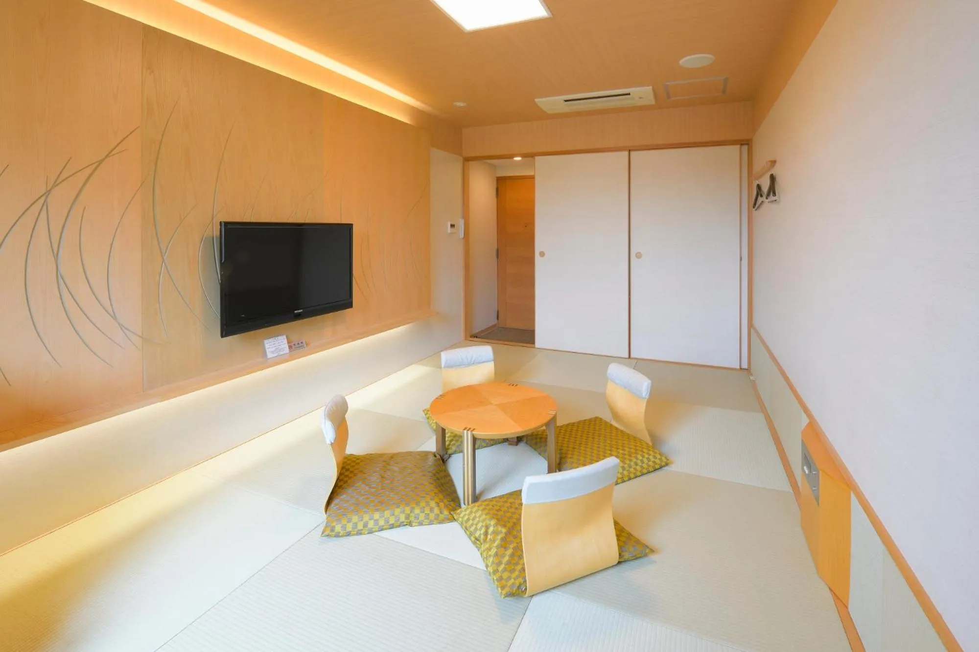 Photo of the whole room, TV/Entertainment Center in Hakone Lake Hotel