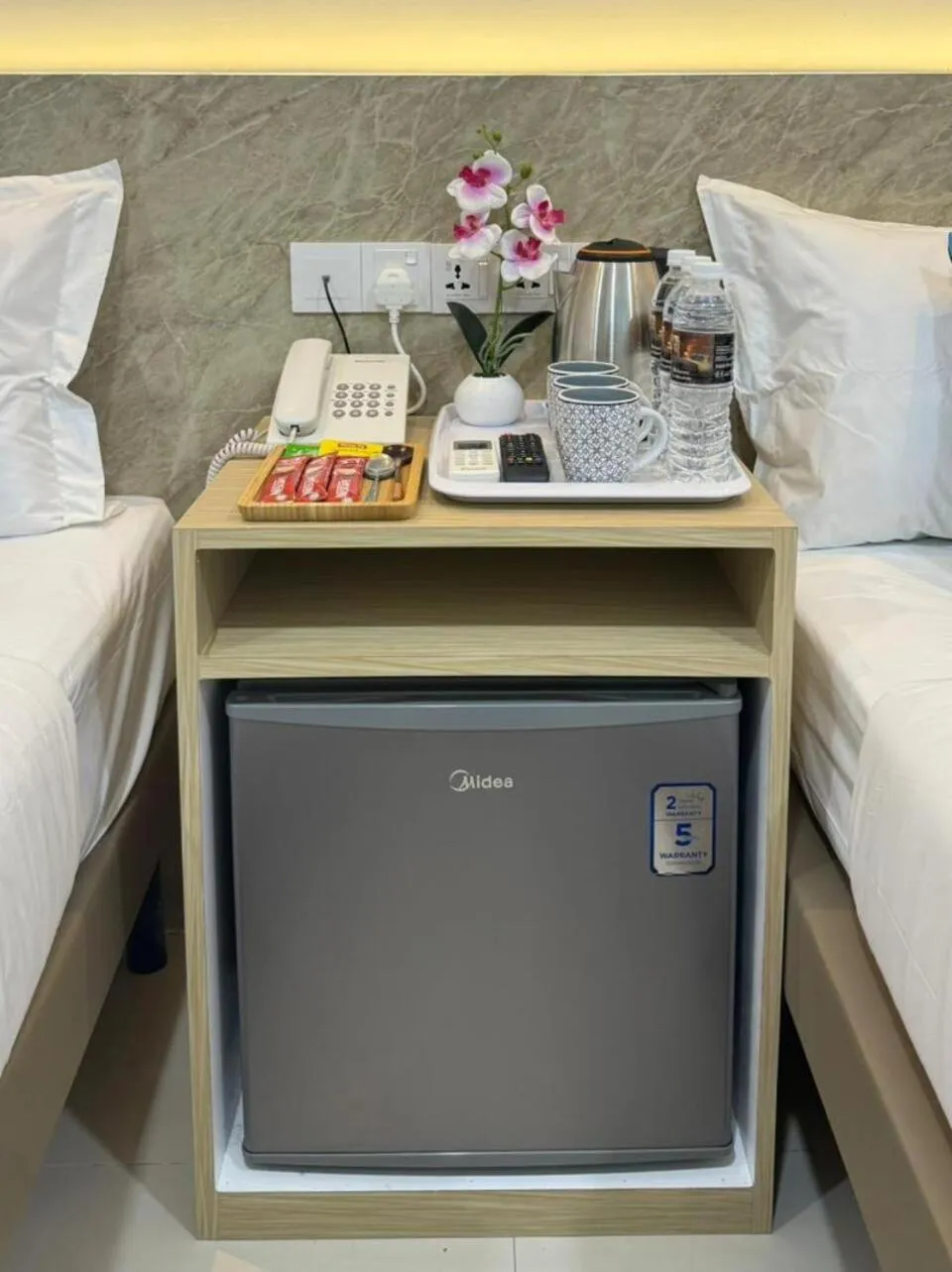 minibar, Bed in AQ Hotel