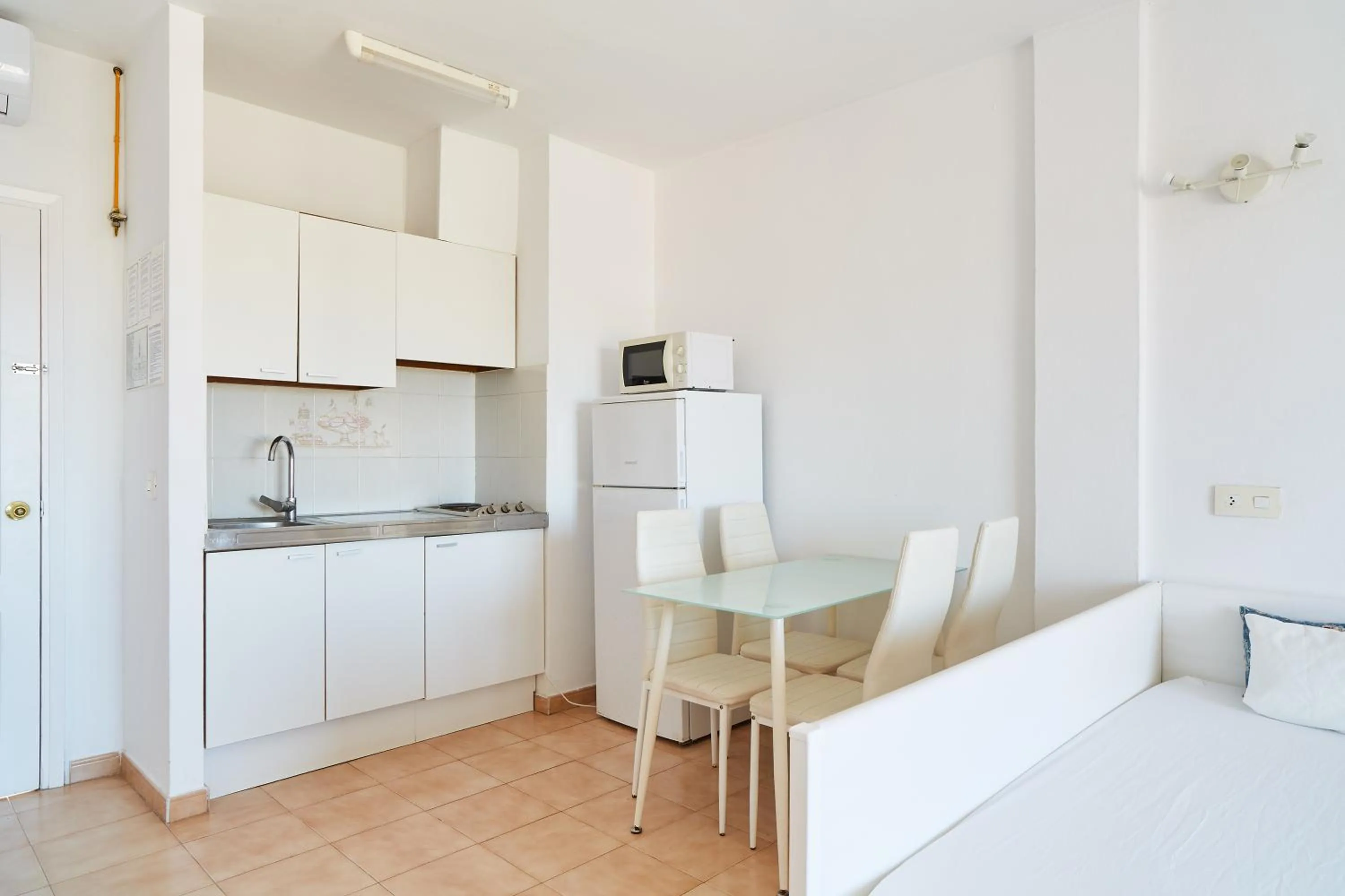 Kitchen or kitchenette, Bed in Apartamentos San Antonio Beach