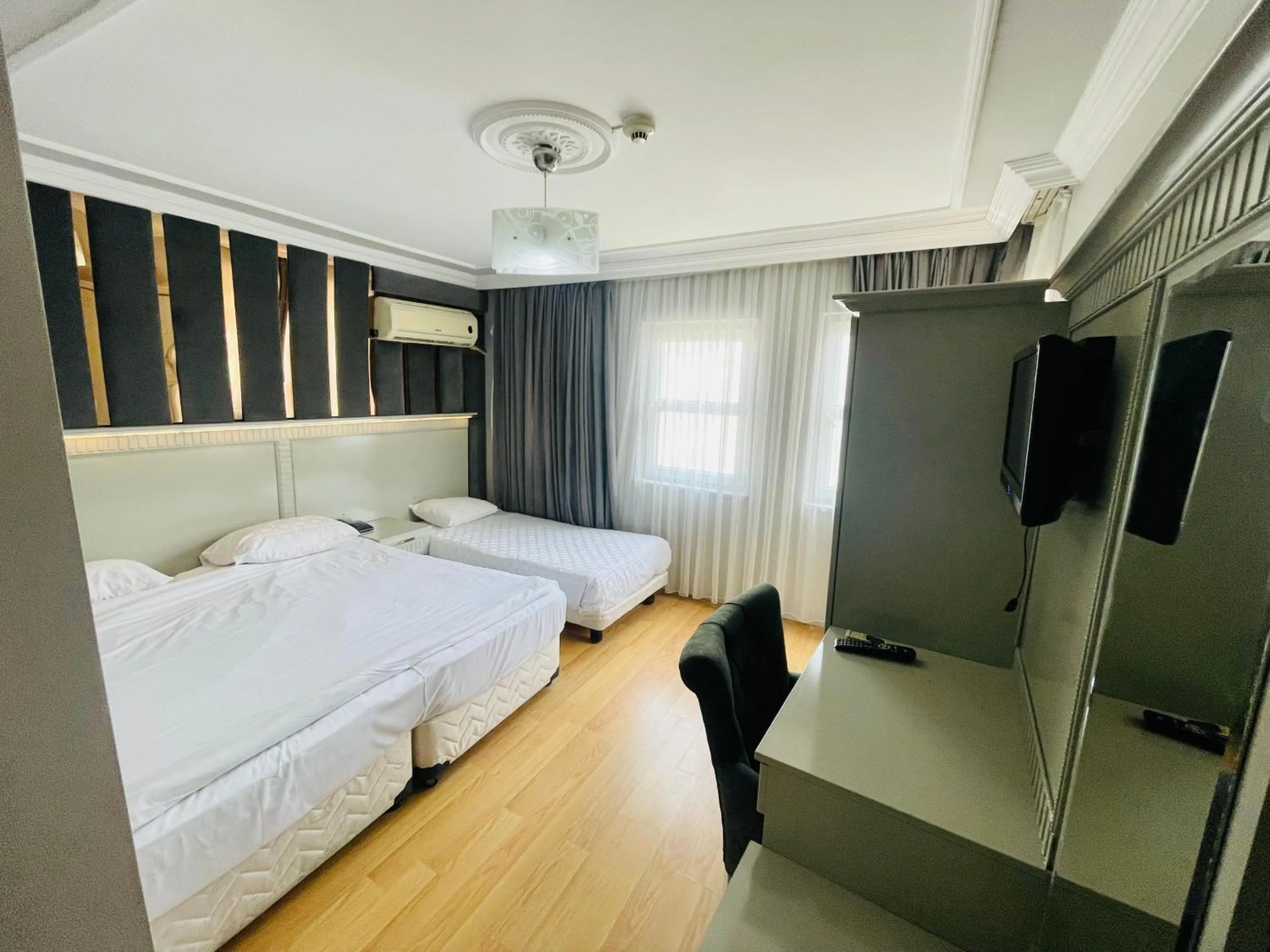 Photo of the whole room, Bed in Grand Hurriyet Hotel