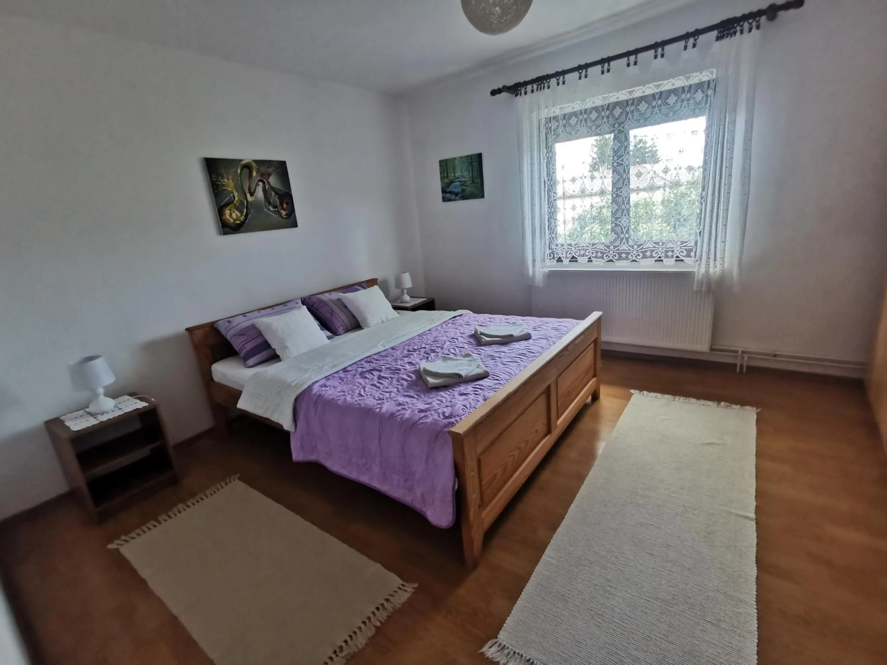 Day, Bed in Apartment Milka