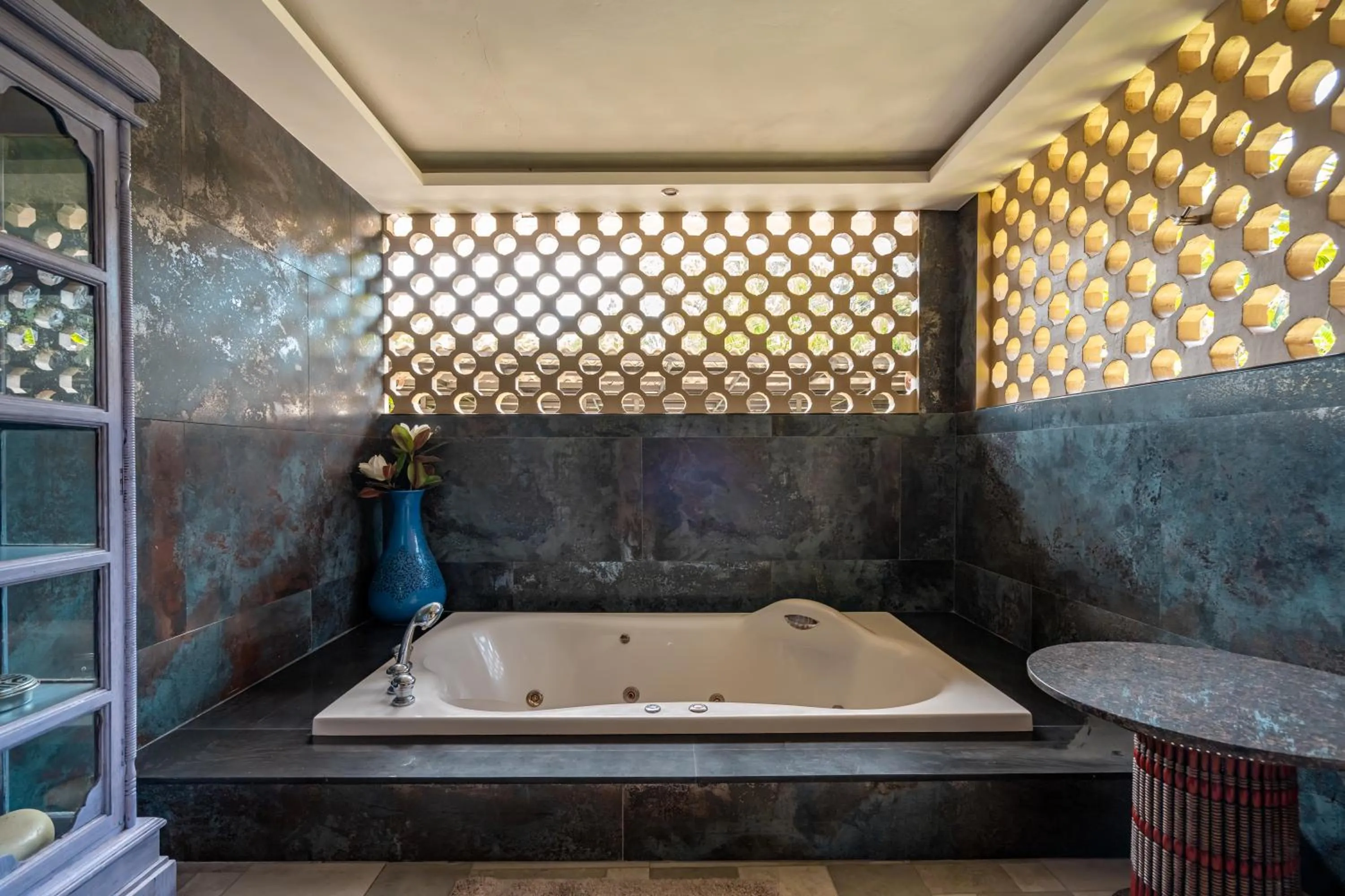 Bath in Ocean Pearl Seaview Residence
