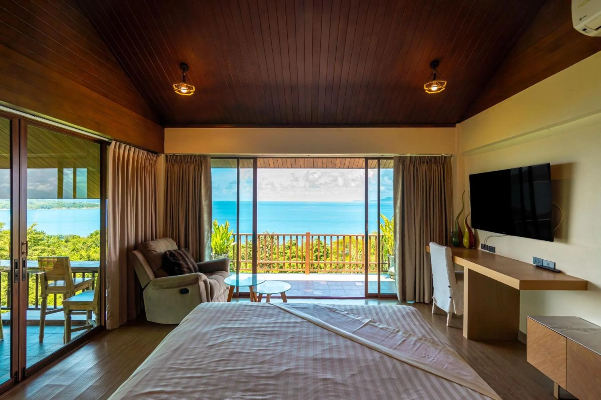 Bed in Ocean Pearl Seaview Residence