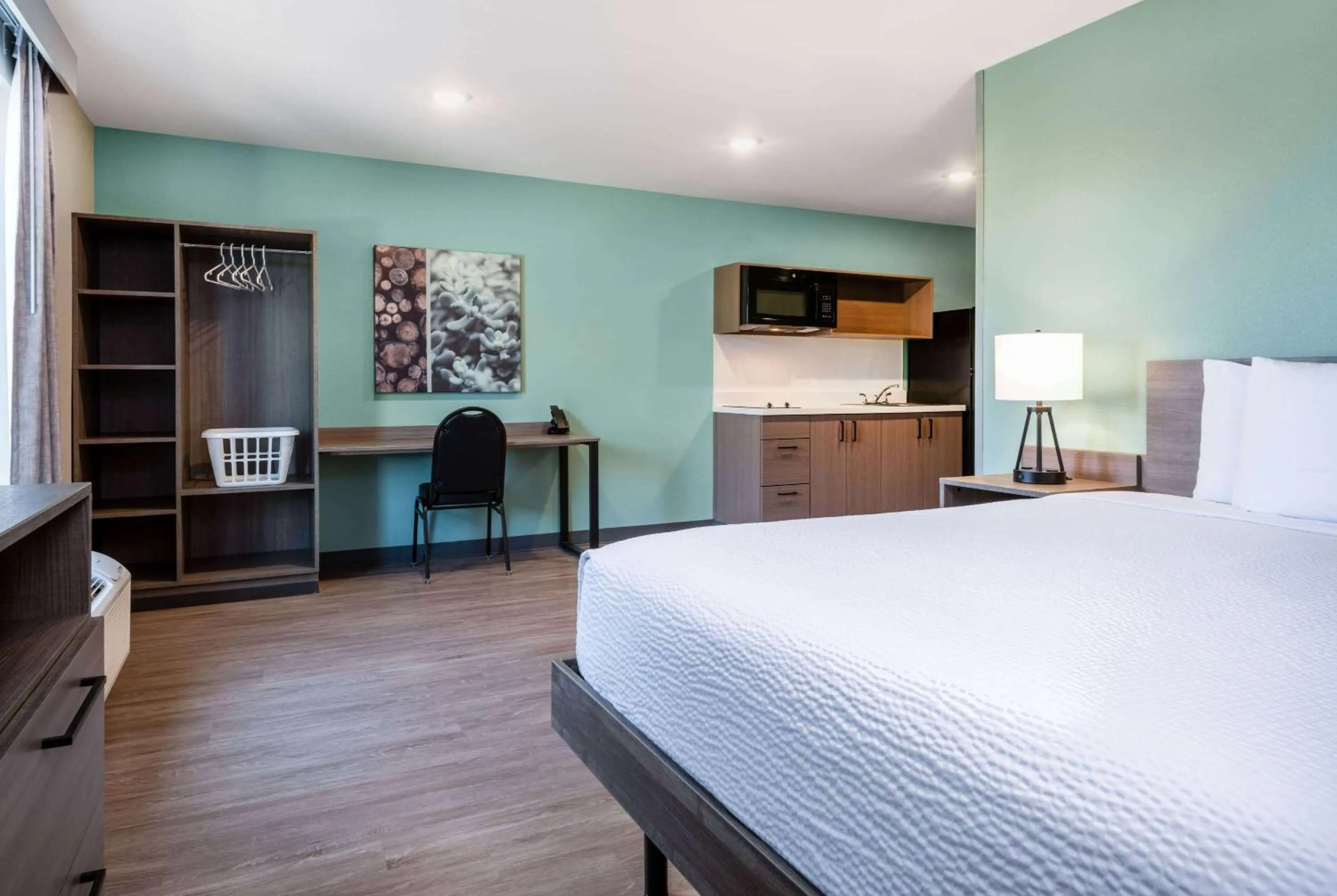 Photo of the whole room, Bed in ECHO Suites Extended Stay by Wyndham Nashville/ Gallatin