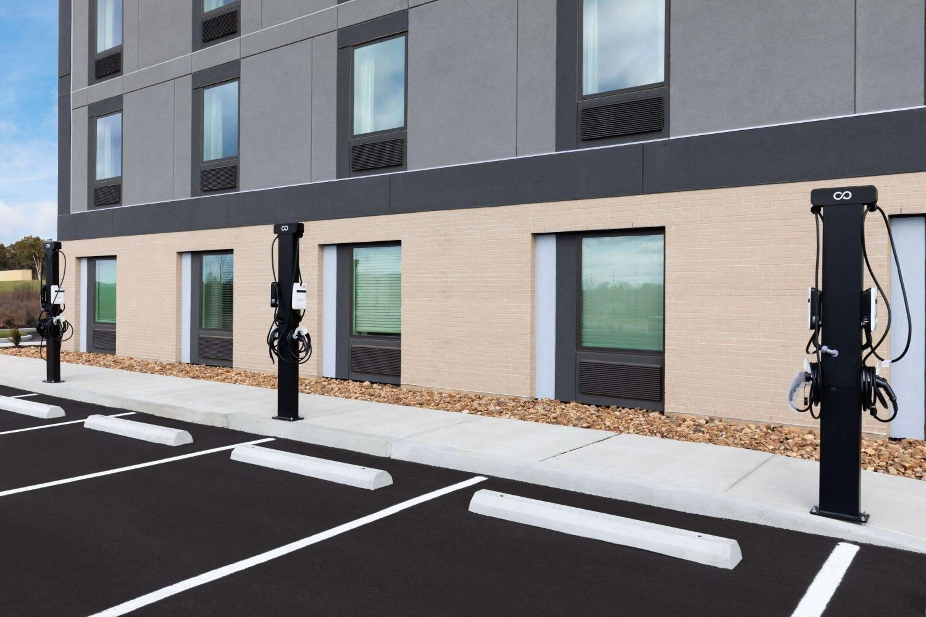 Property building in ECHO Suites Extended Stay by Wyndham Nashville/ Gallatin