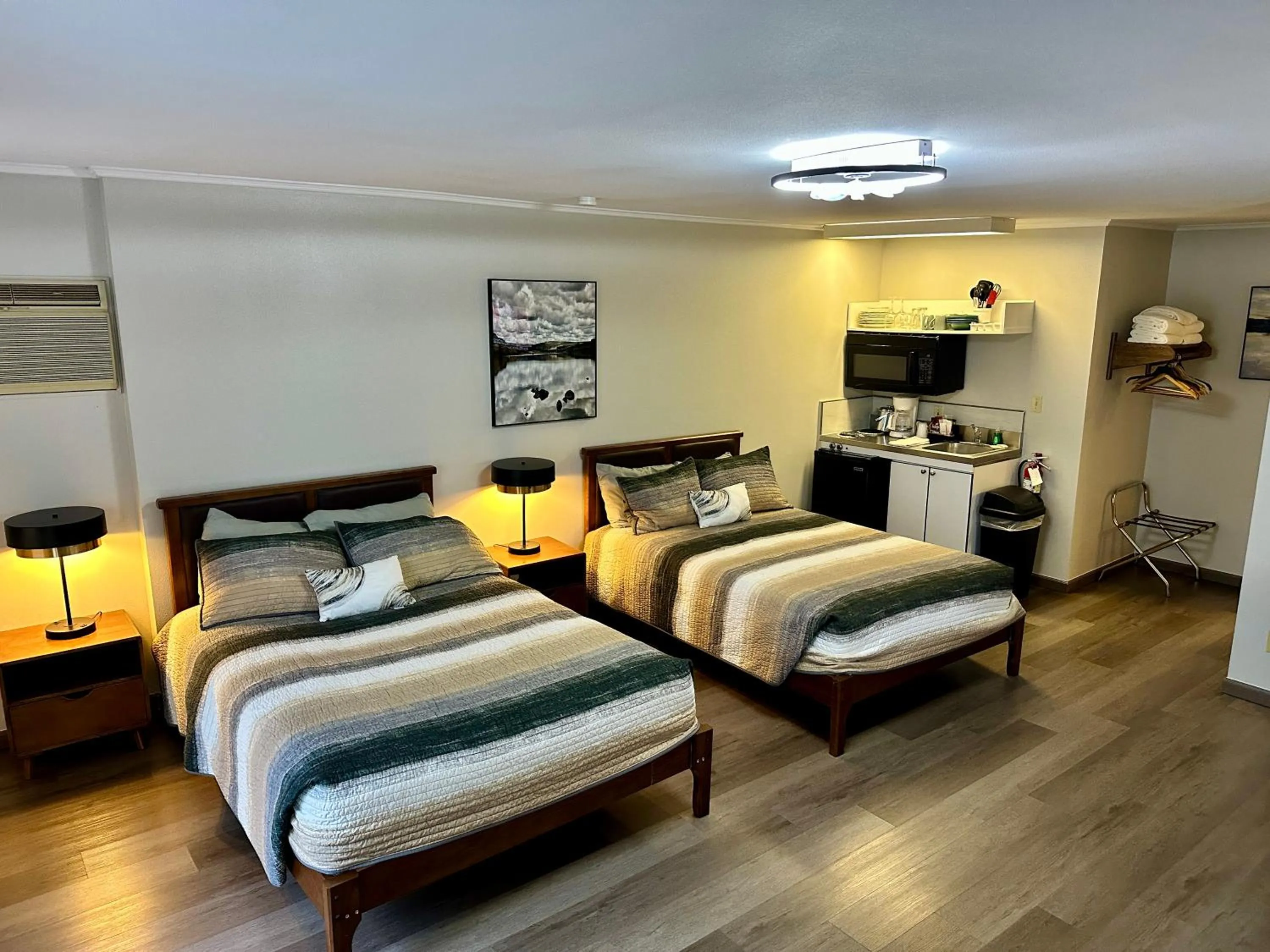 Photo of the whole room, Bed in Soap Lake Natural Spa & Resort