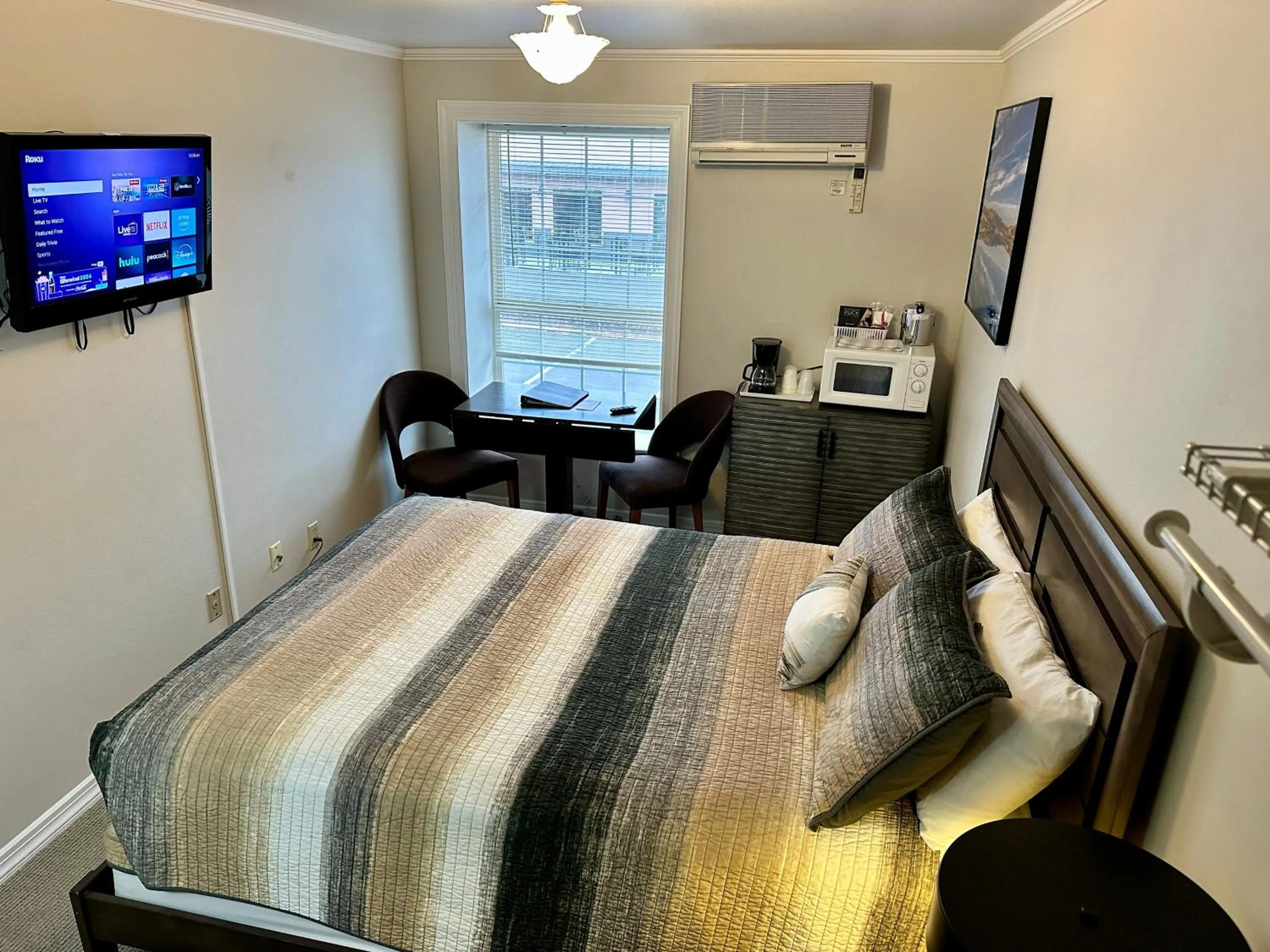 Coffee/tea facilities, Bed in Soap Lake Natural Spa & Resort