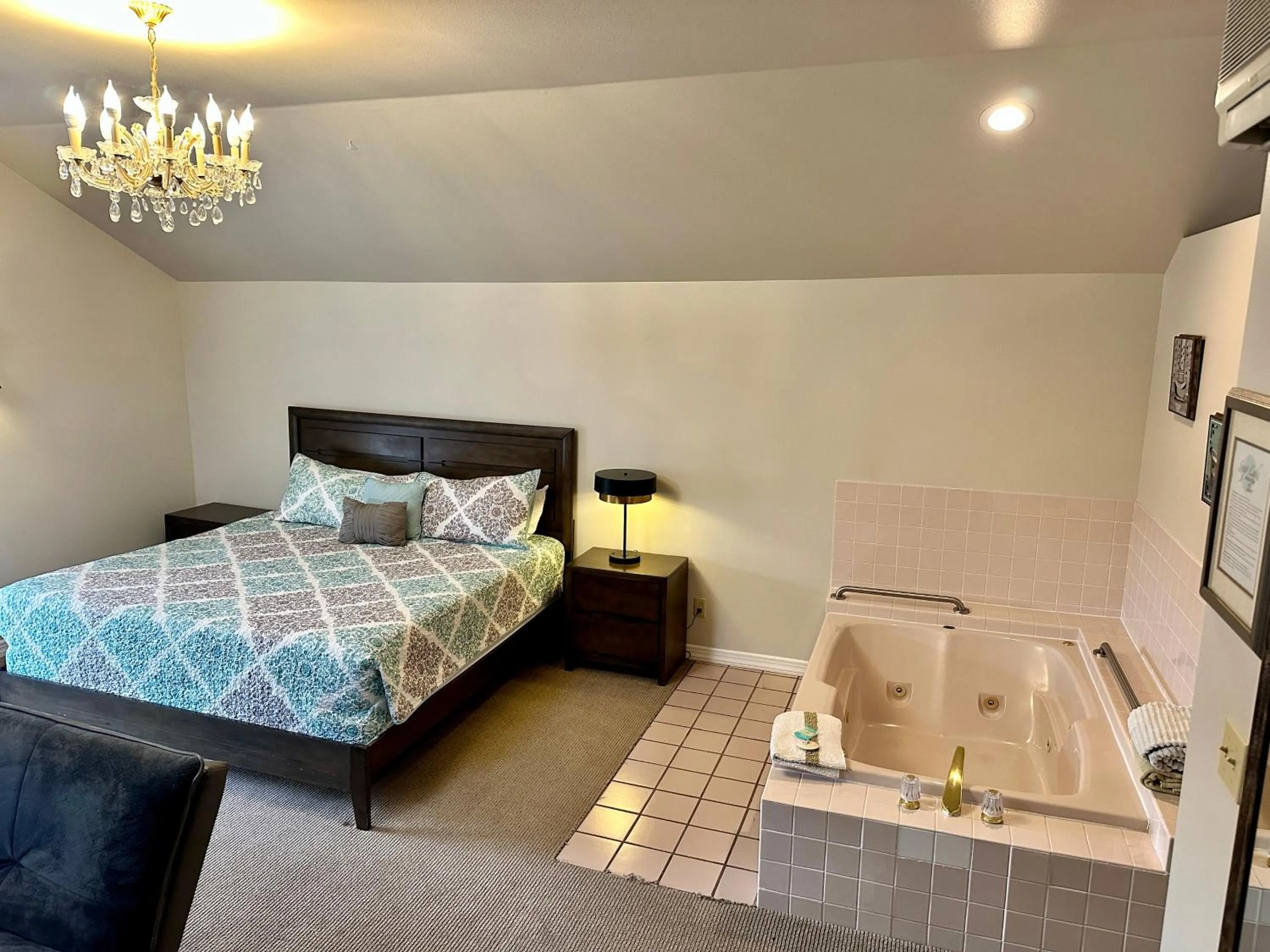 Photo of the whole room, Bed in Soap Lake Natural Spa & Resort