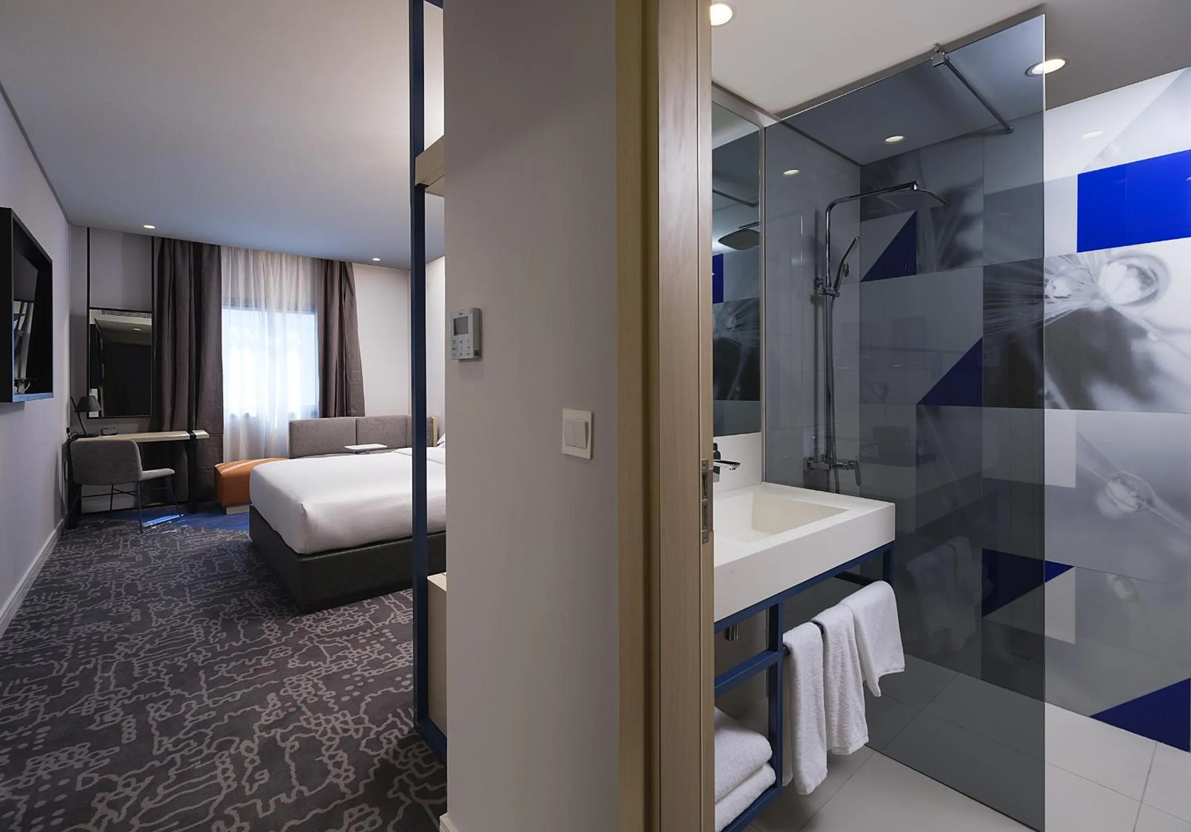 Shower, Bed in Studio M Muscat