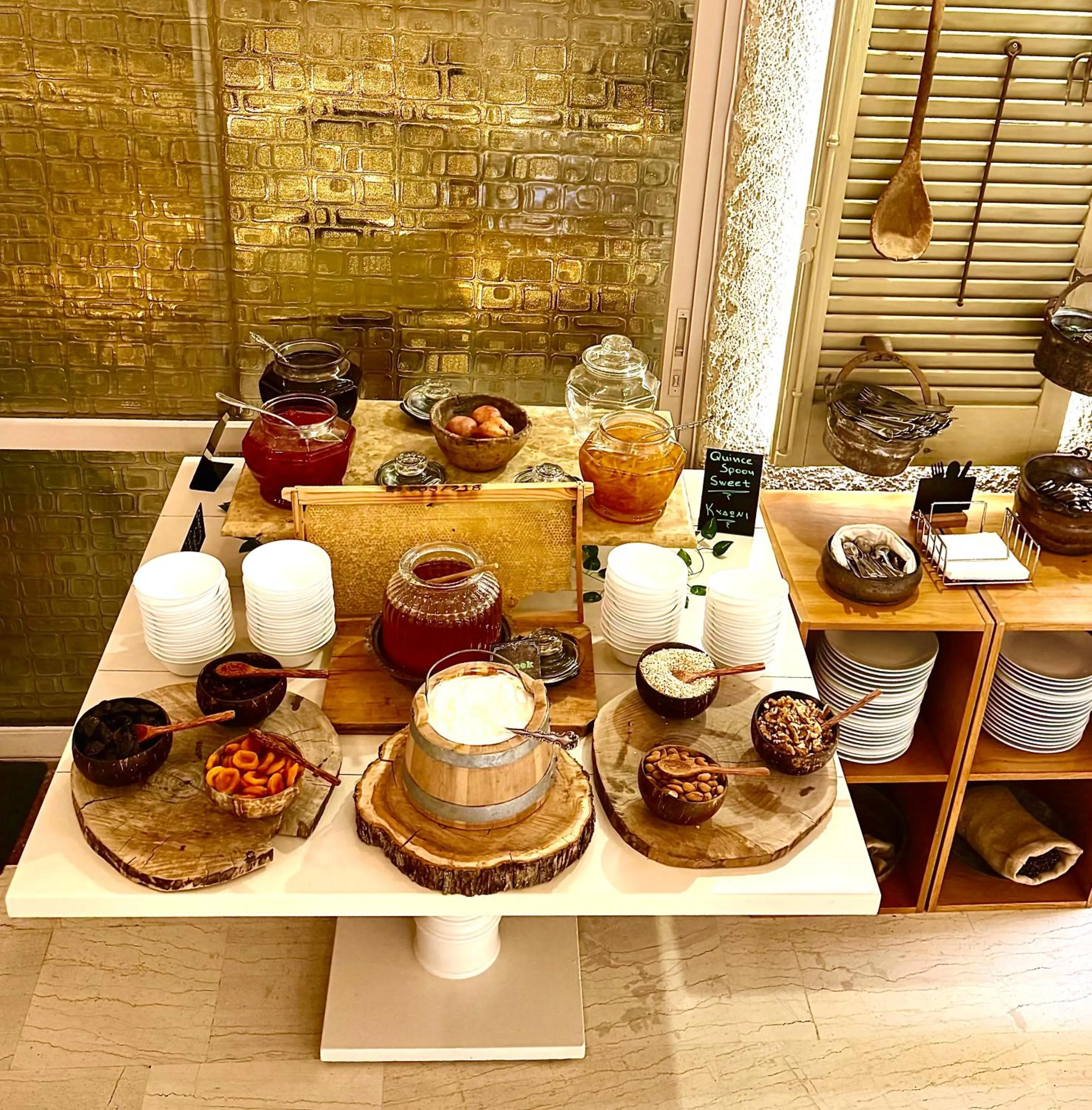 Food and drinks in Nidimos Hotel