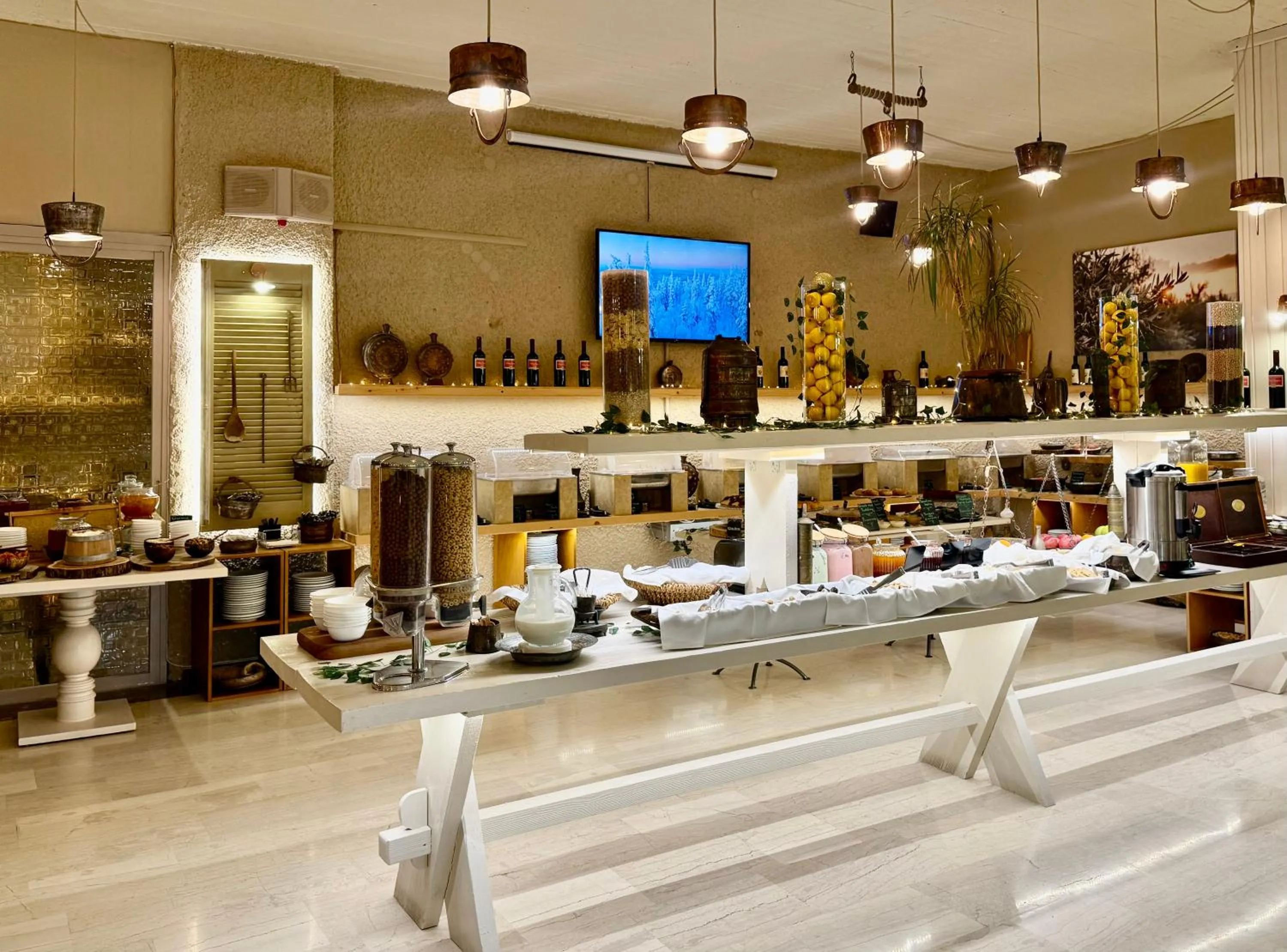 Food and drinks in Nidimos Hotel