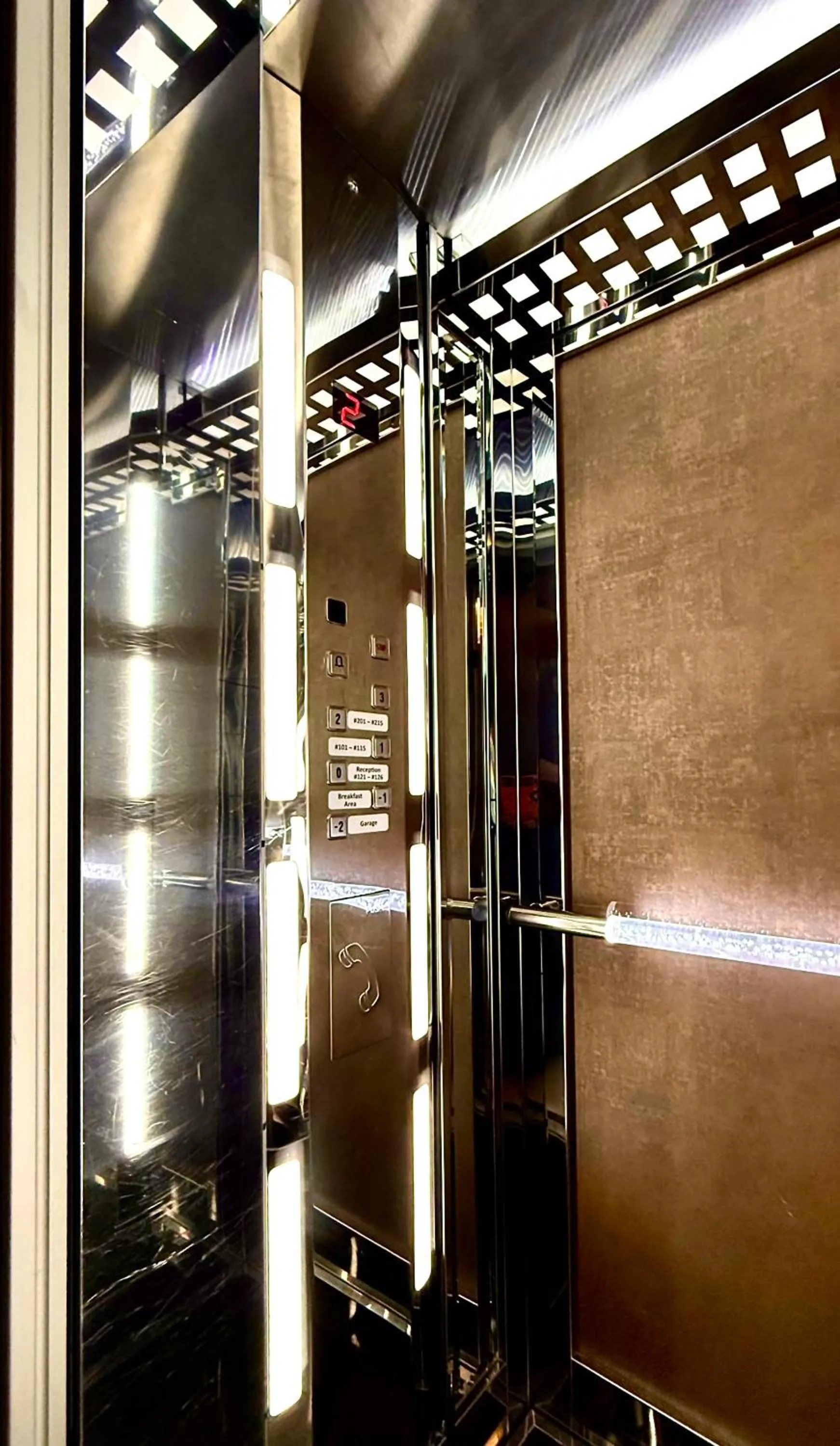 elevator in Nidimos Hotel