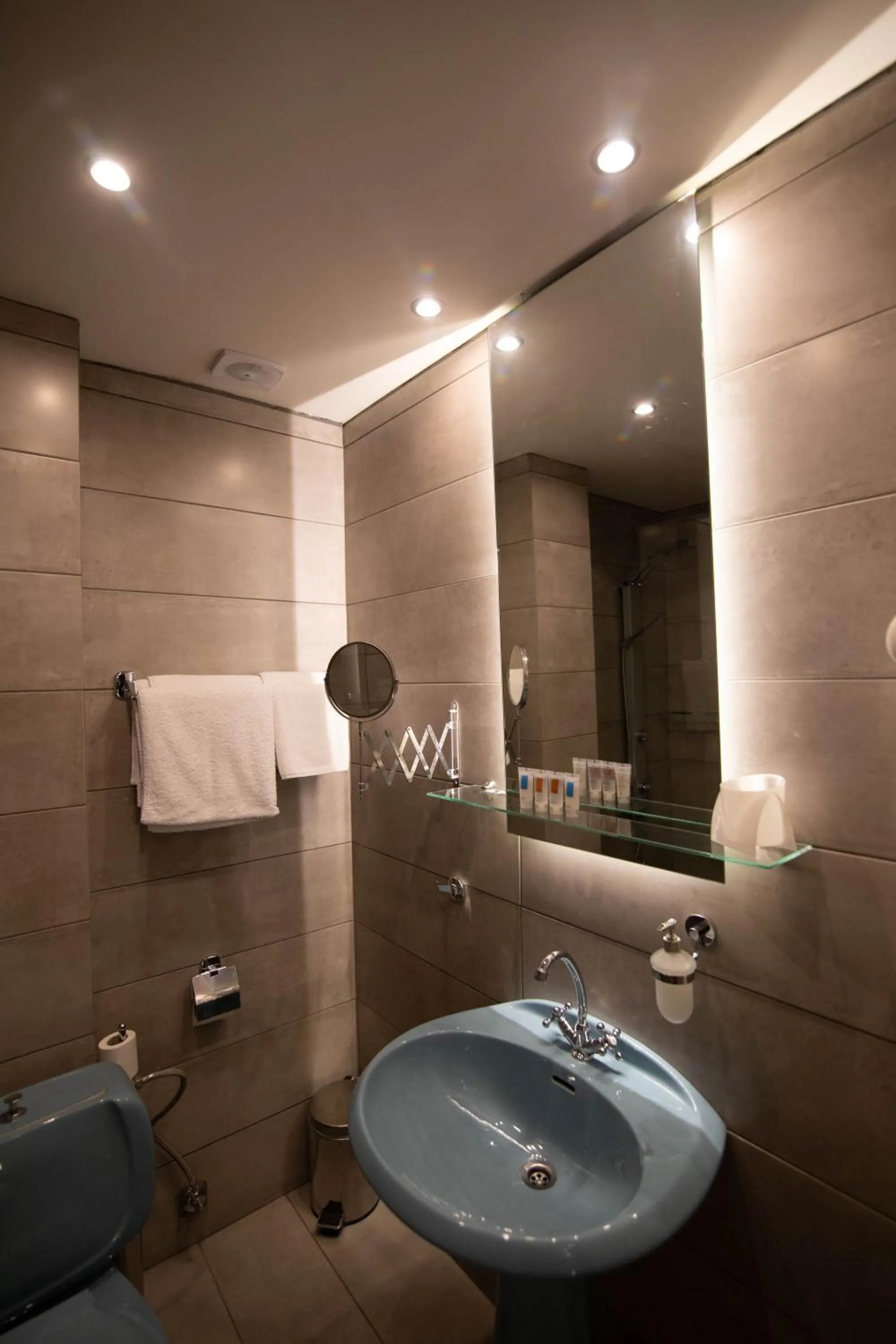 Shower in Nidimos Hotel