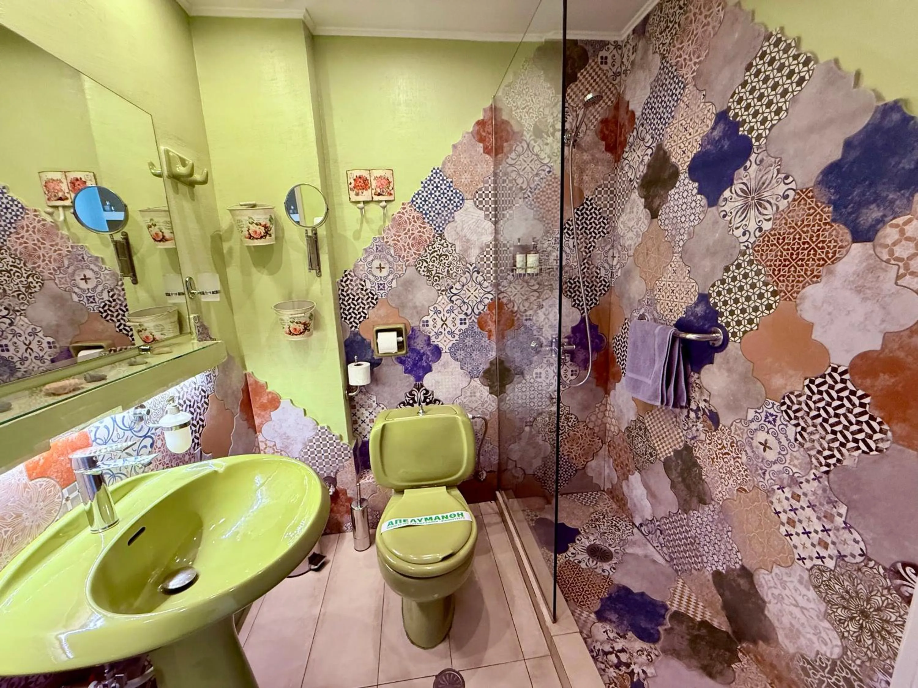 Shower in Nidimos Hotel