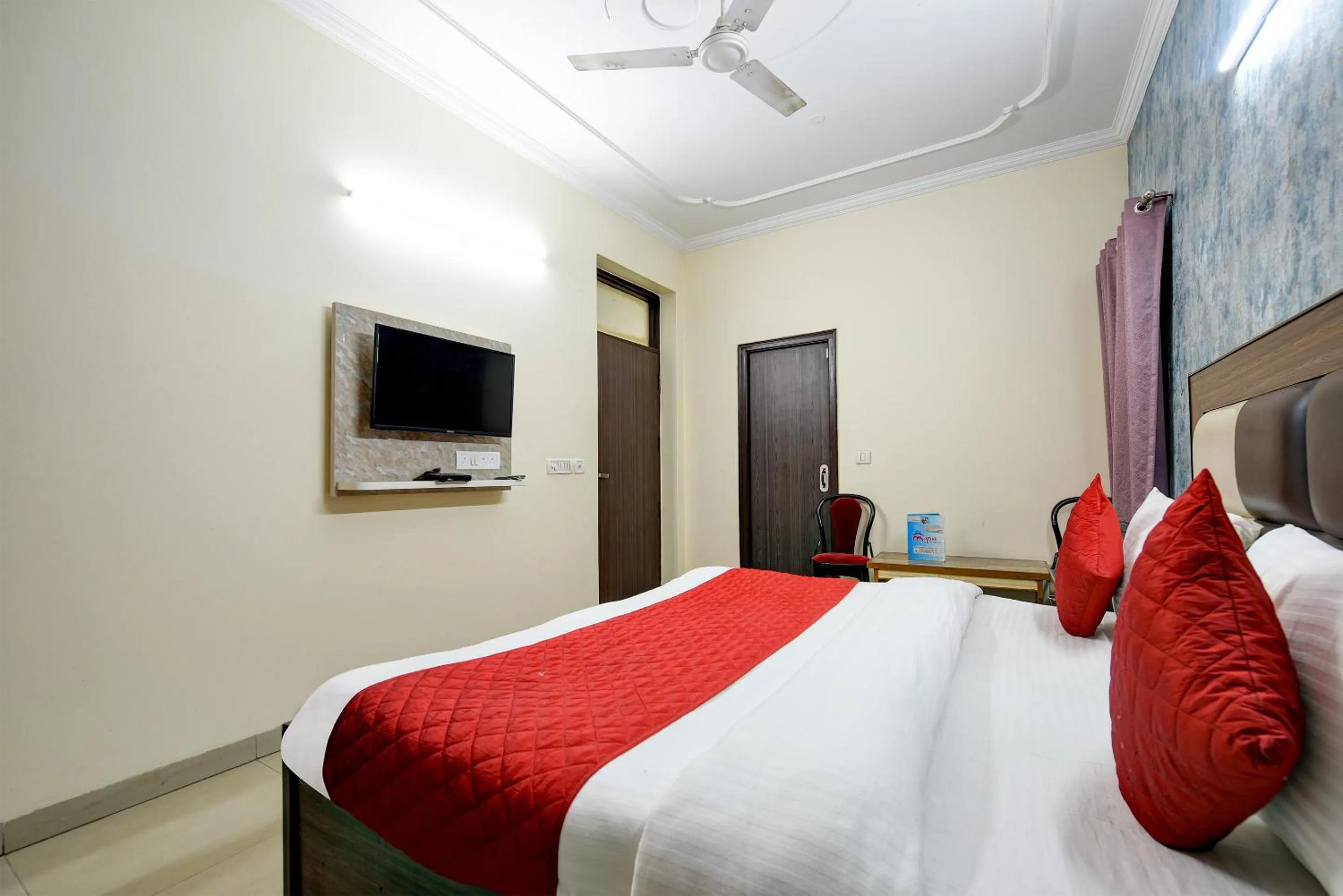 Communal lounge/ TV room, Bed in Hotel Mayank Plaza-Near IGI Airport Terminal-3