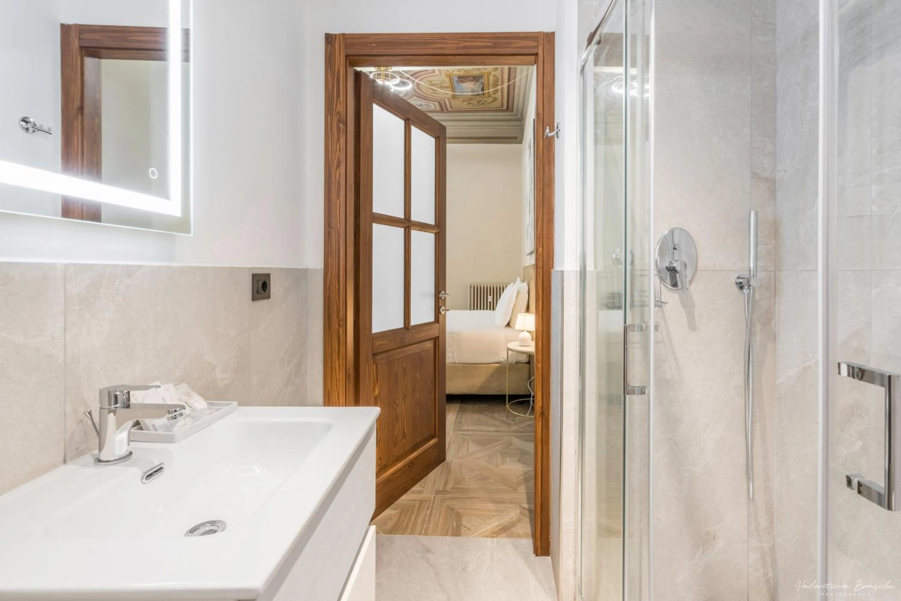 Bathroom, Bed in Hotel Adamas