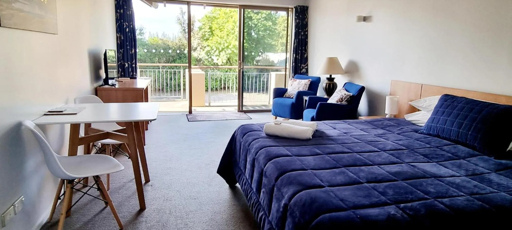 View (from property/room), Bed in Methven Motel & Apartments