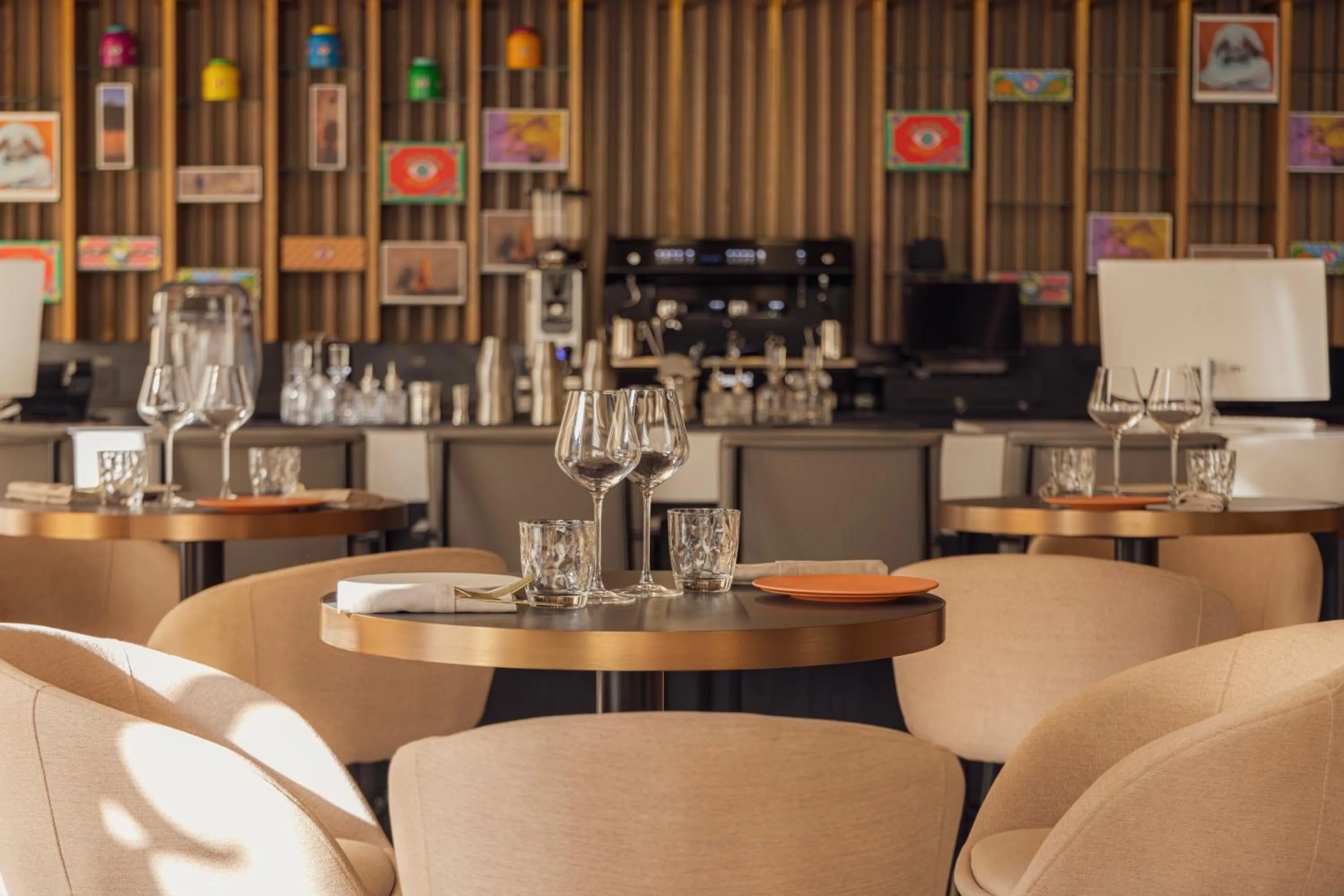 Restaurant/places to eat in Le Square By Onomo Collection