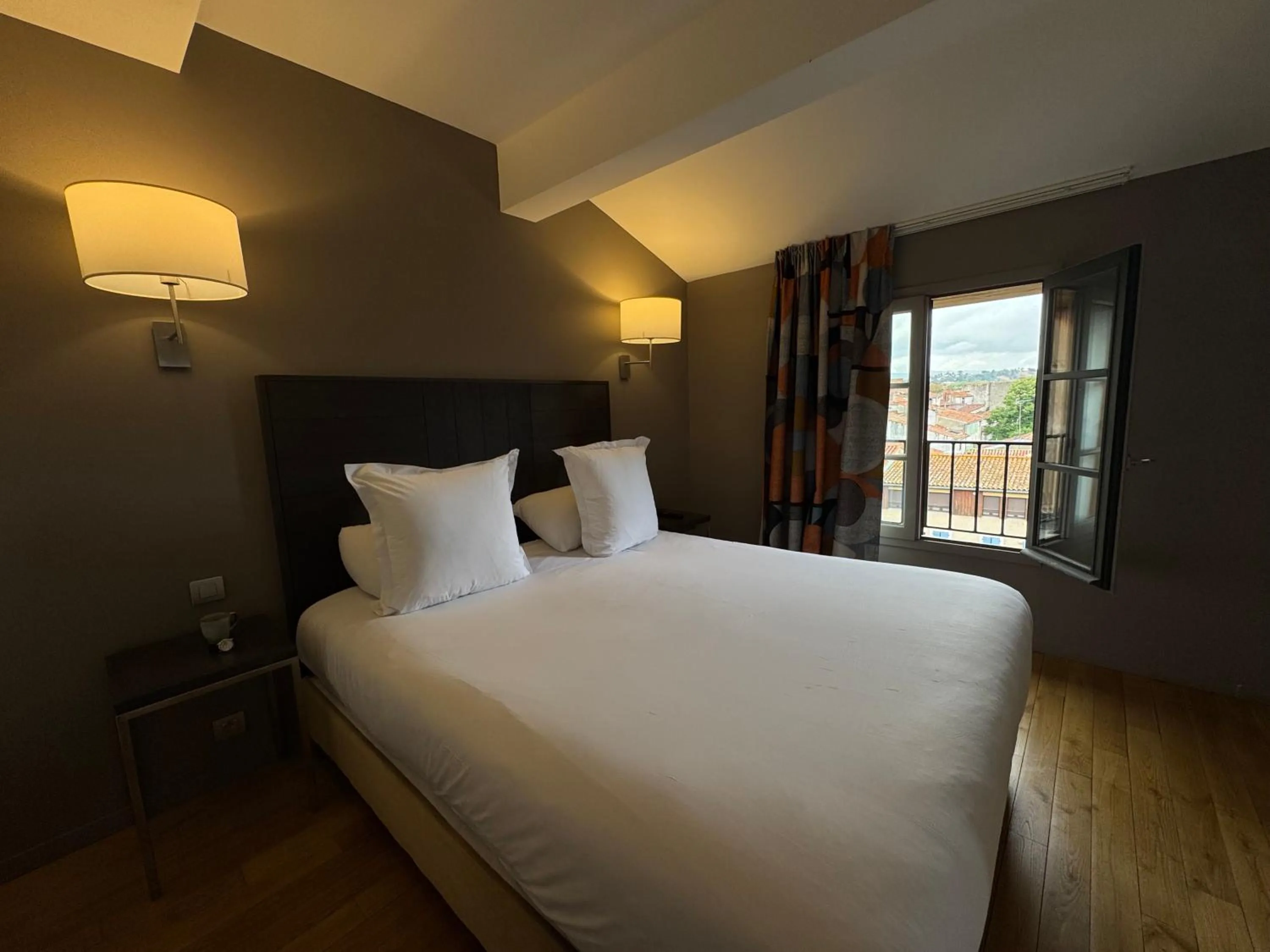 Bedroom, Bed in Grand Hotel de Castres