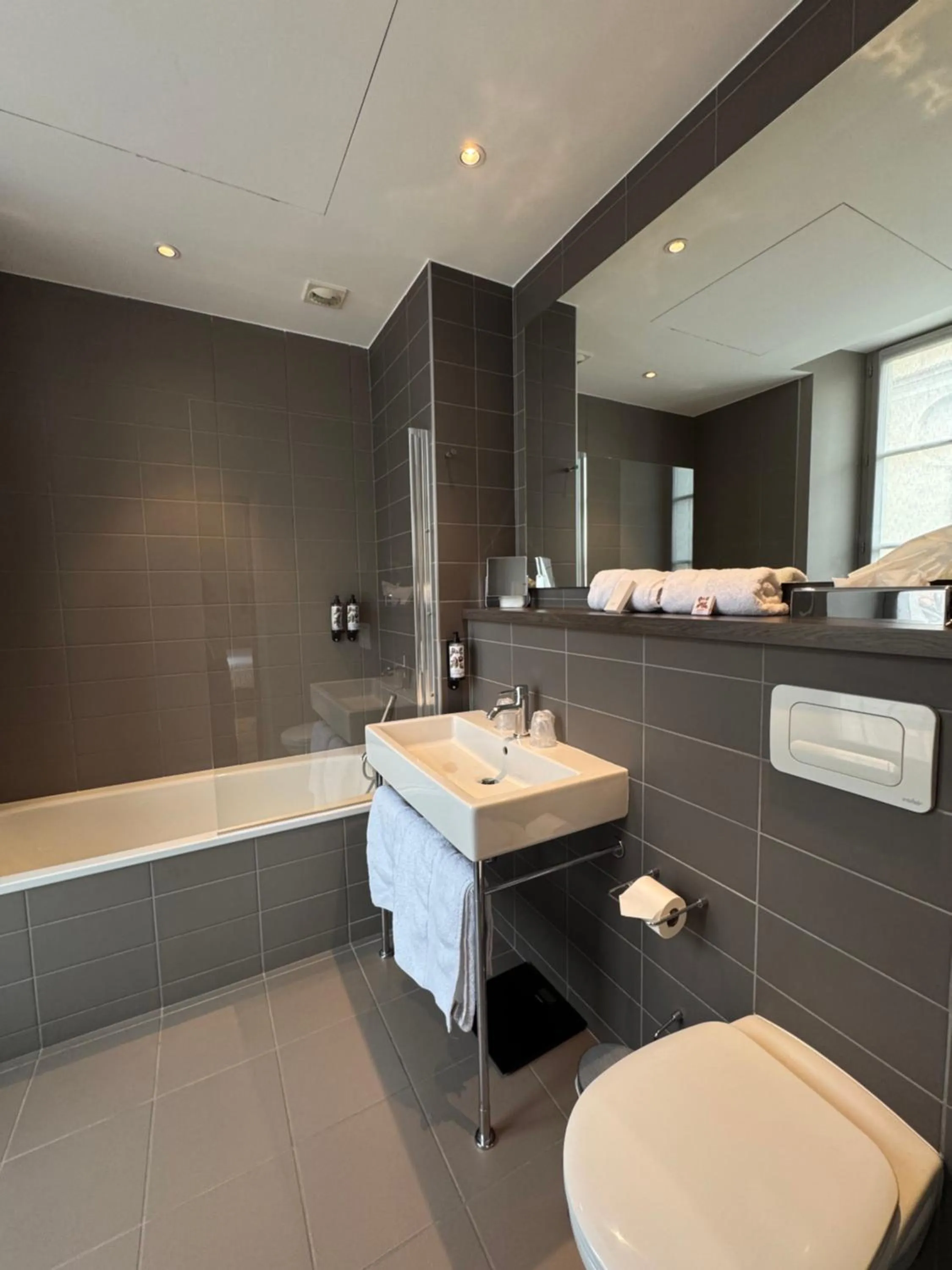 Bathroom in Grand Hotel de Castres