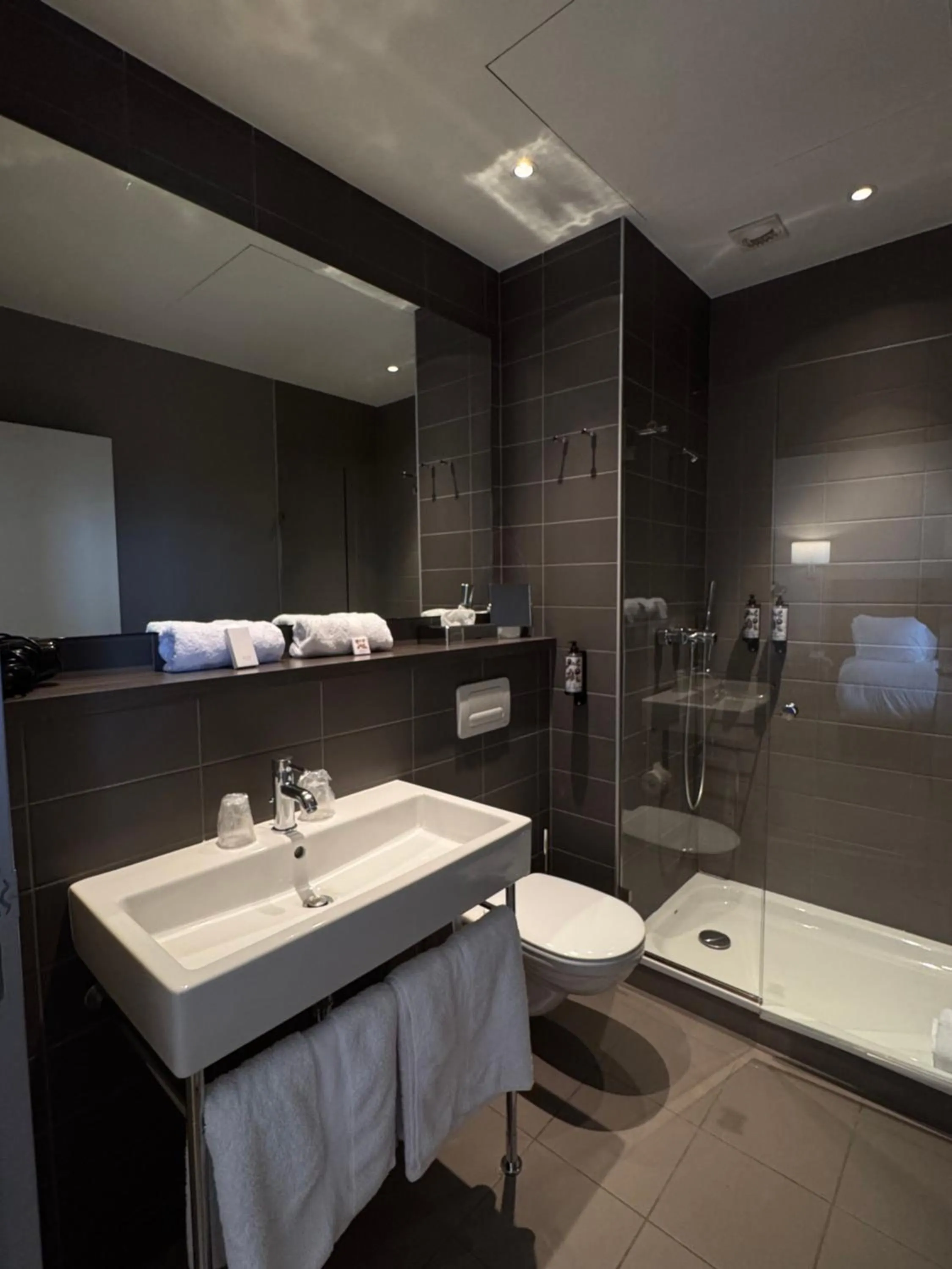 Bathroom in Grand Hotel de Castres