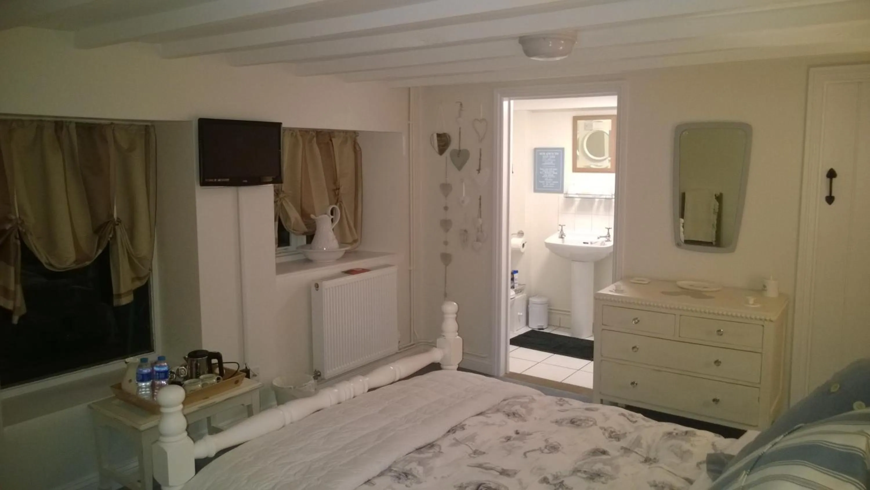 Photo of the whole room, Bed in Troy House