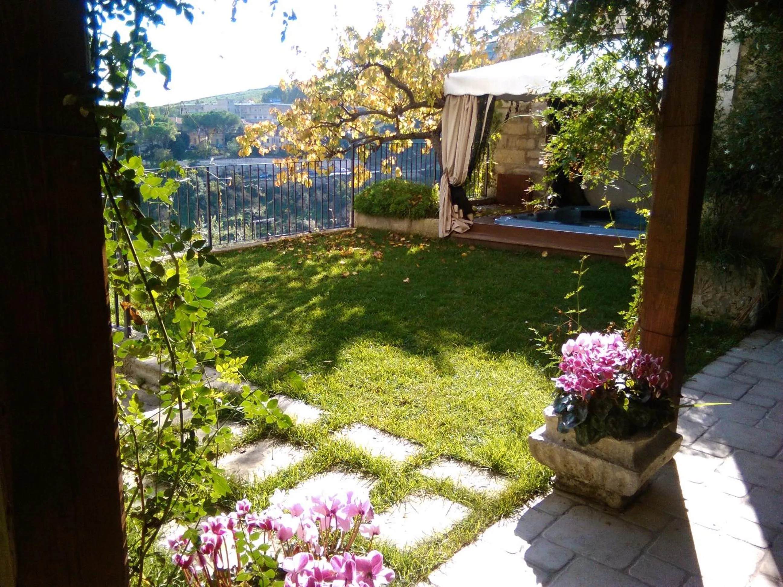 Garden in La Casa del Gelsomino