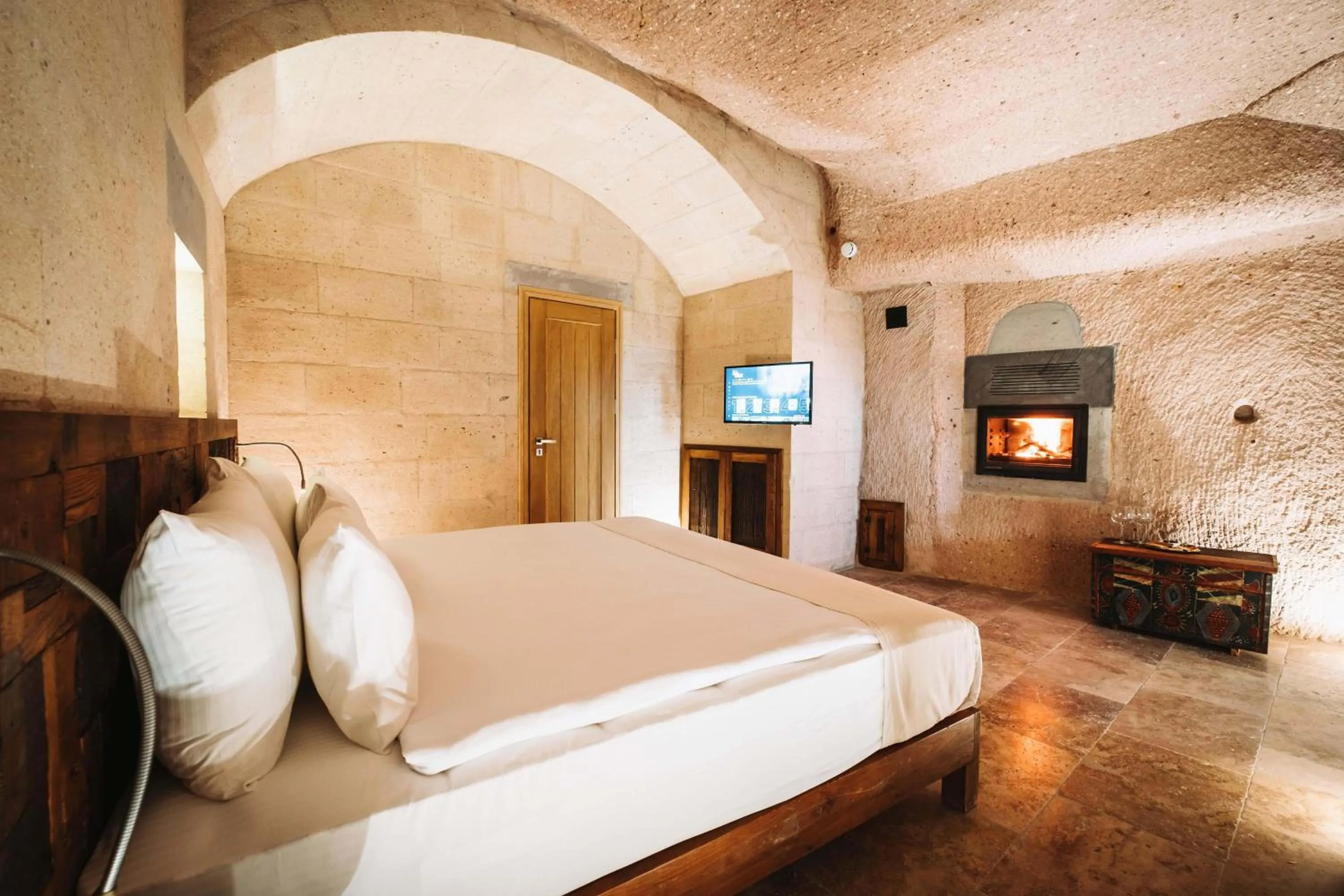 Photo of the whole room, Bed in Millstone Cave Suites Hotel