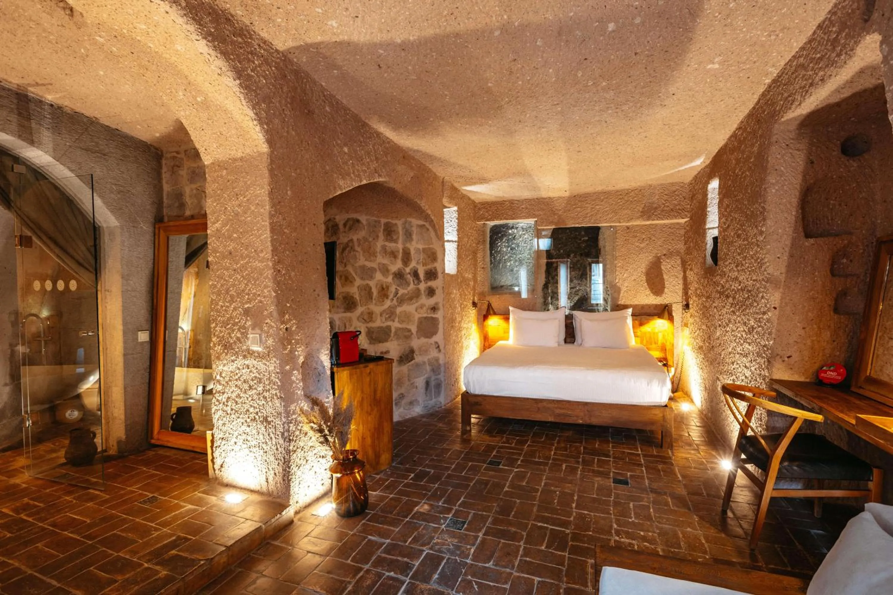 Photo of the whole room, Bed in Millstone Cave Suites Hotel