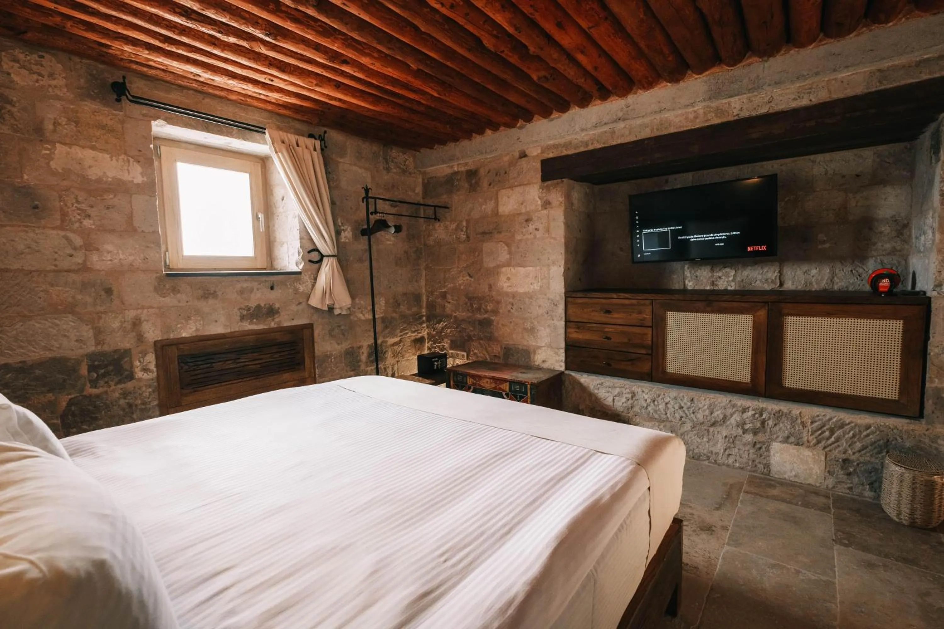 Photo of the whole room, Bed in Millstone Cave Suites Hotel