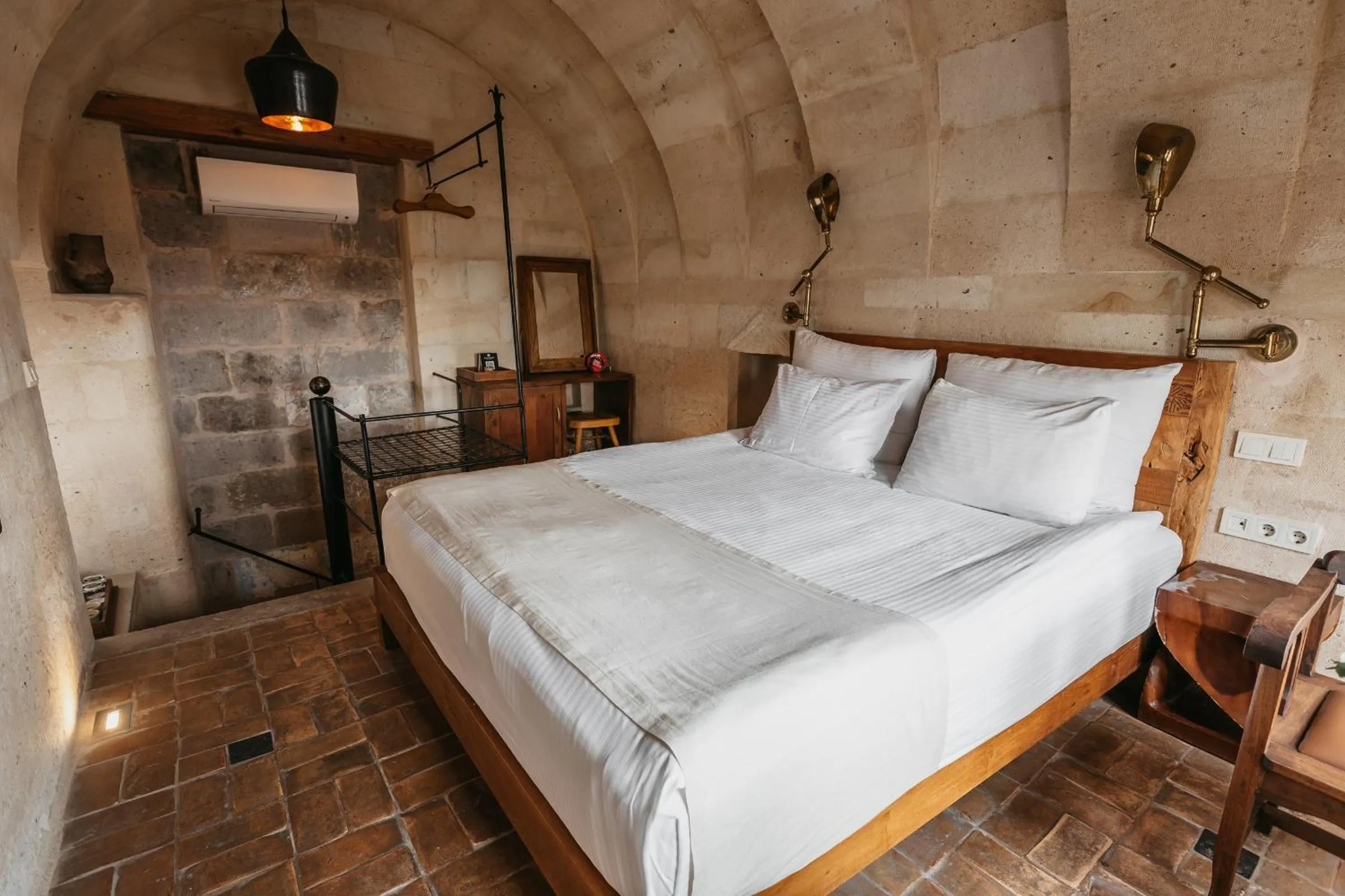 Bed in Millstone Cave Suites Hotel