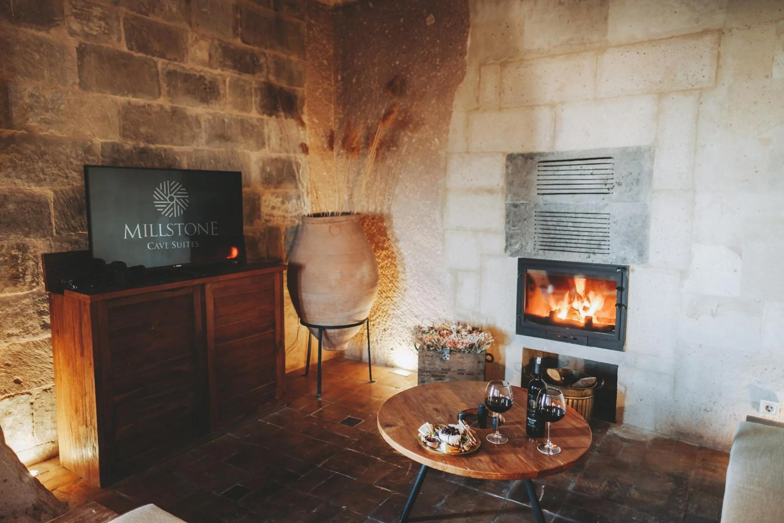 Seating area in Millstone Cave Suites Hotel