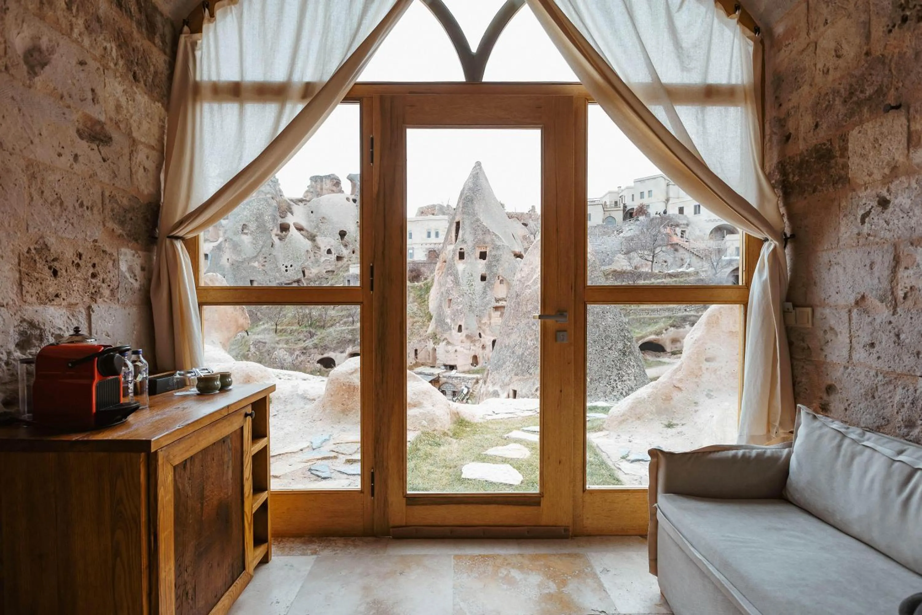 Photo of the whole room in Millstone Cave Suites Hotel