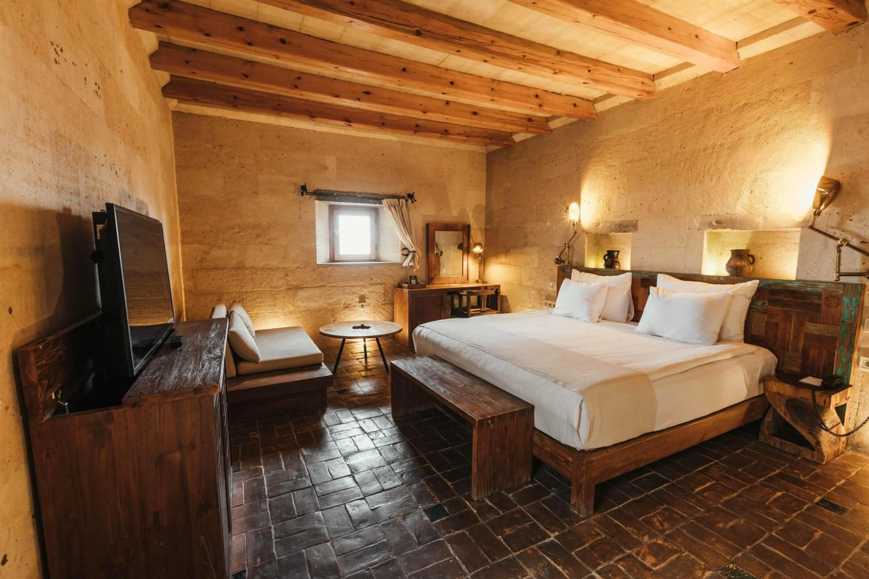 Photo of the whole room, Bed in Millstone Cave Suites Hotel