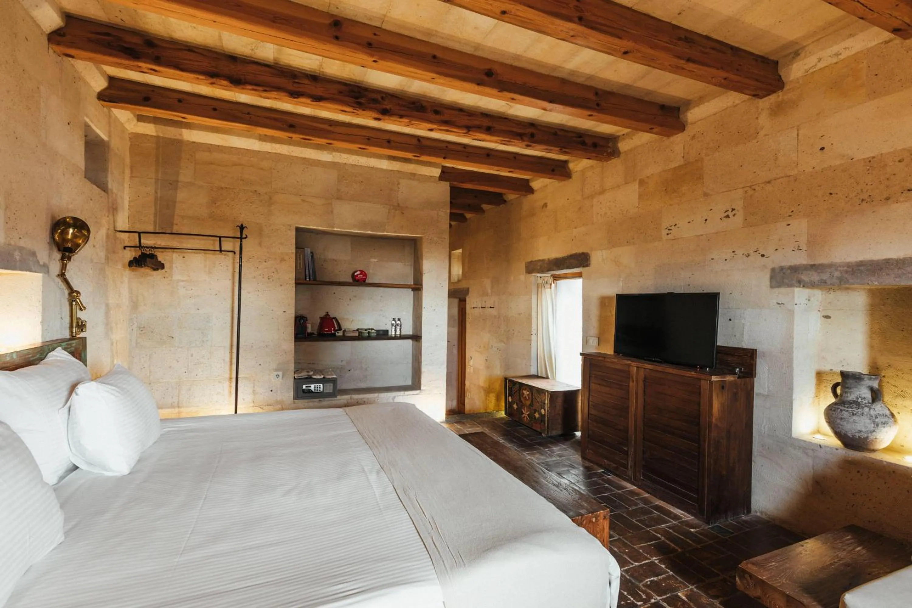 Photo of the whole room, Bed in Millstone Cave Suites Hotel