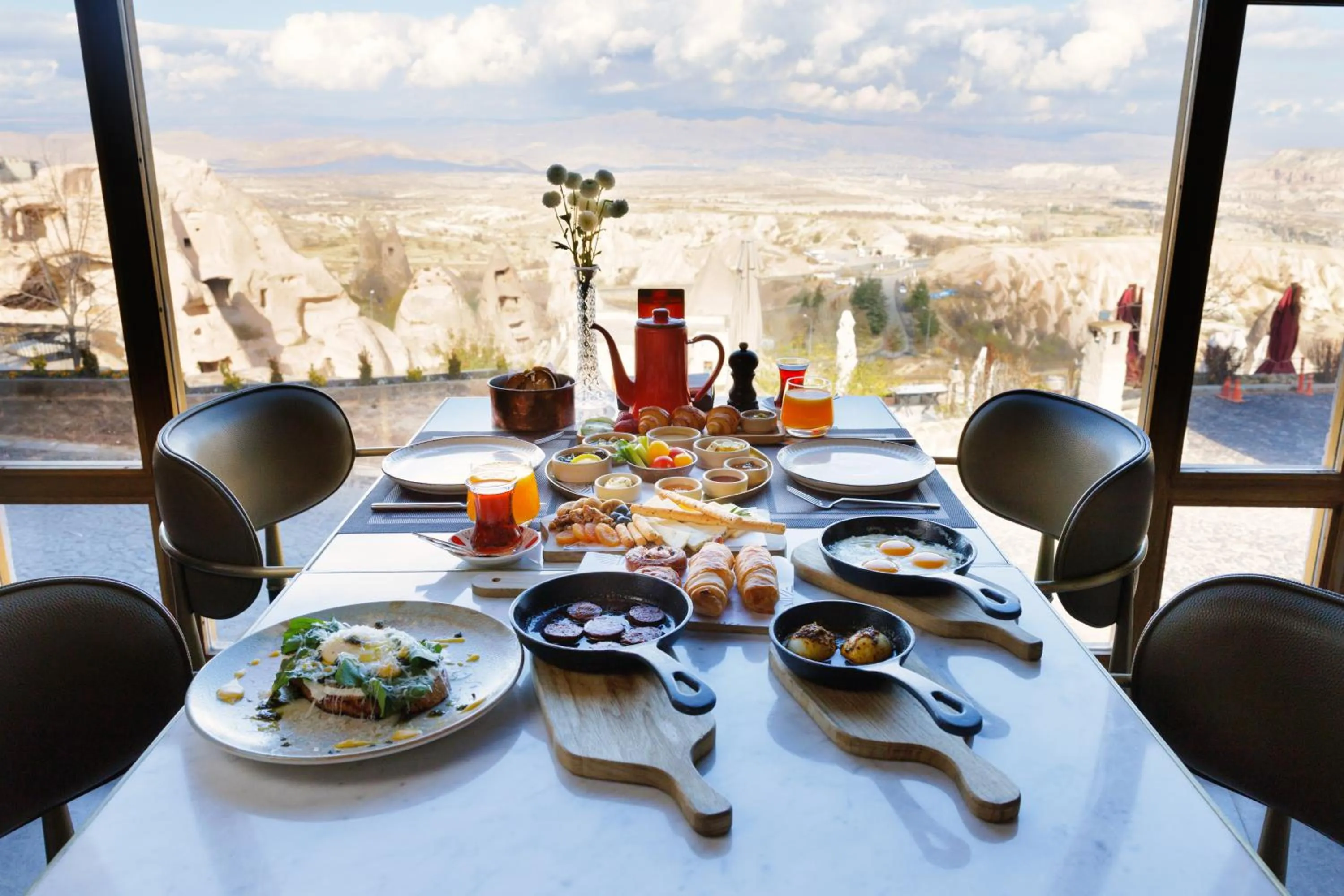 Restaurant/places to eat in Millstone Cave Suites Hotel