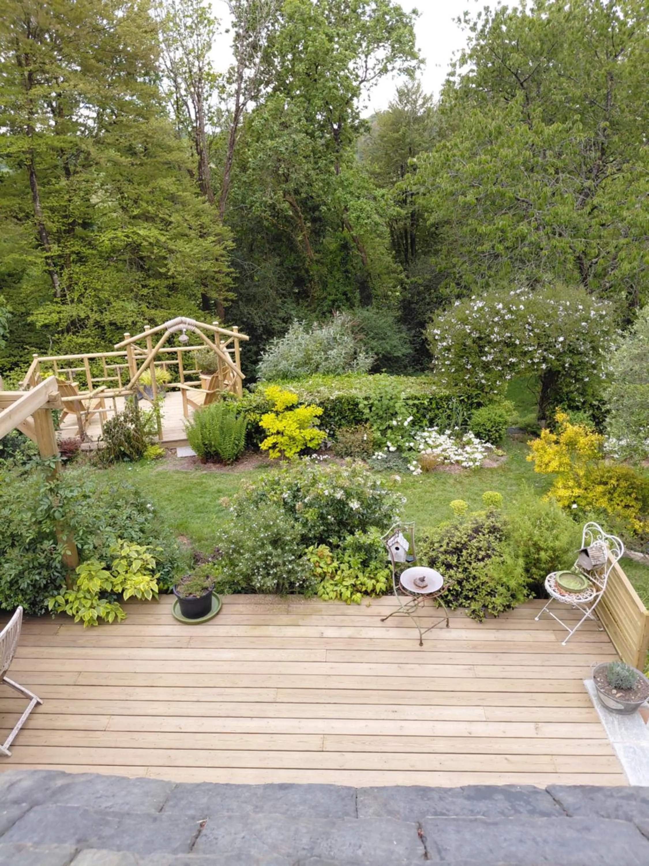 Garden view in Maison dans un environnement boisé très calme