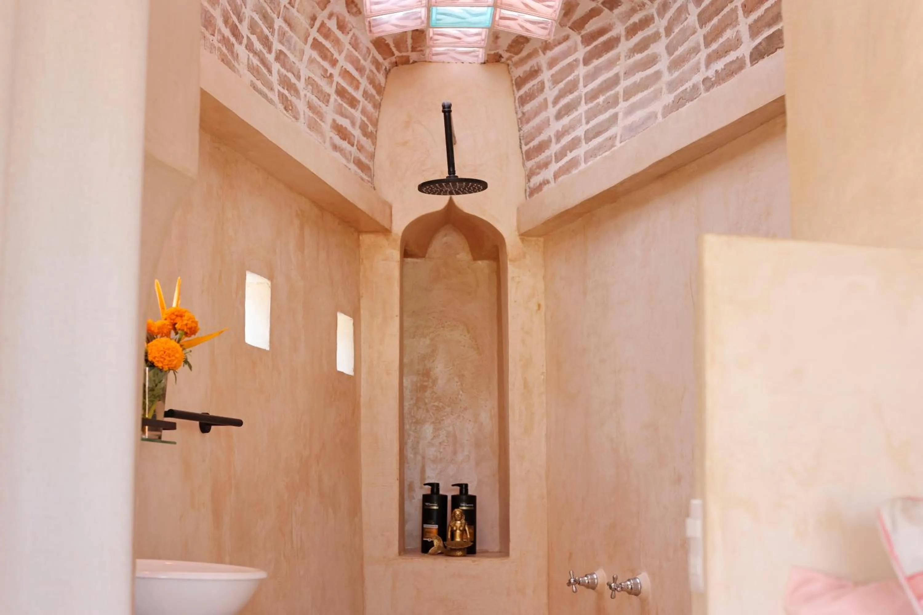 Shower in Nomada Wellness Hotel