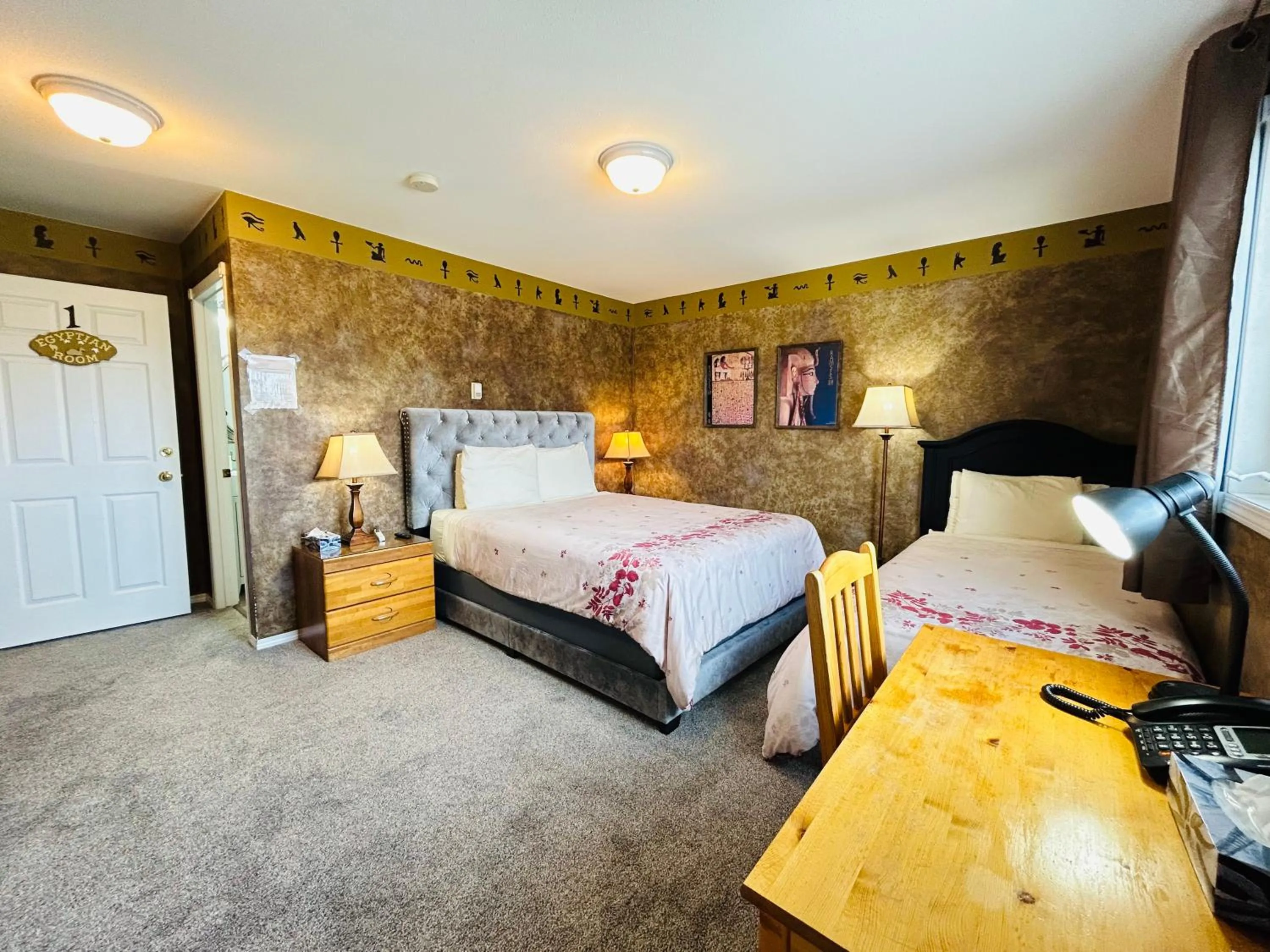 Bed in Midnight Sun Inn