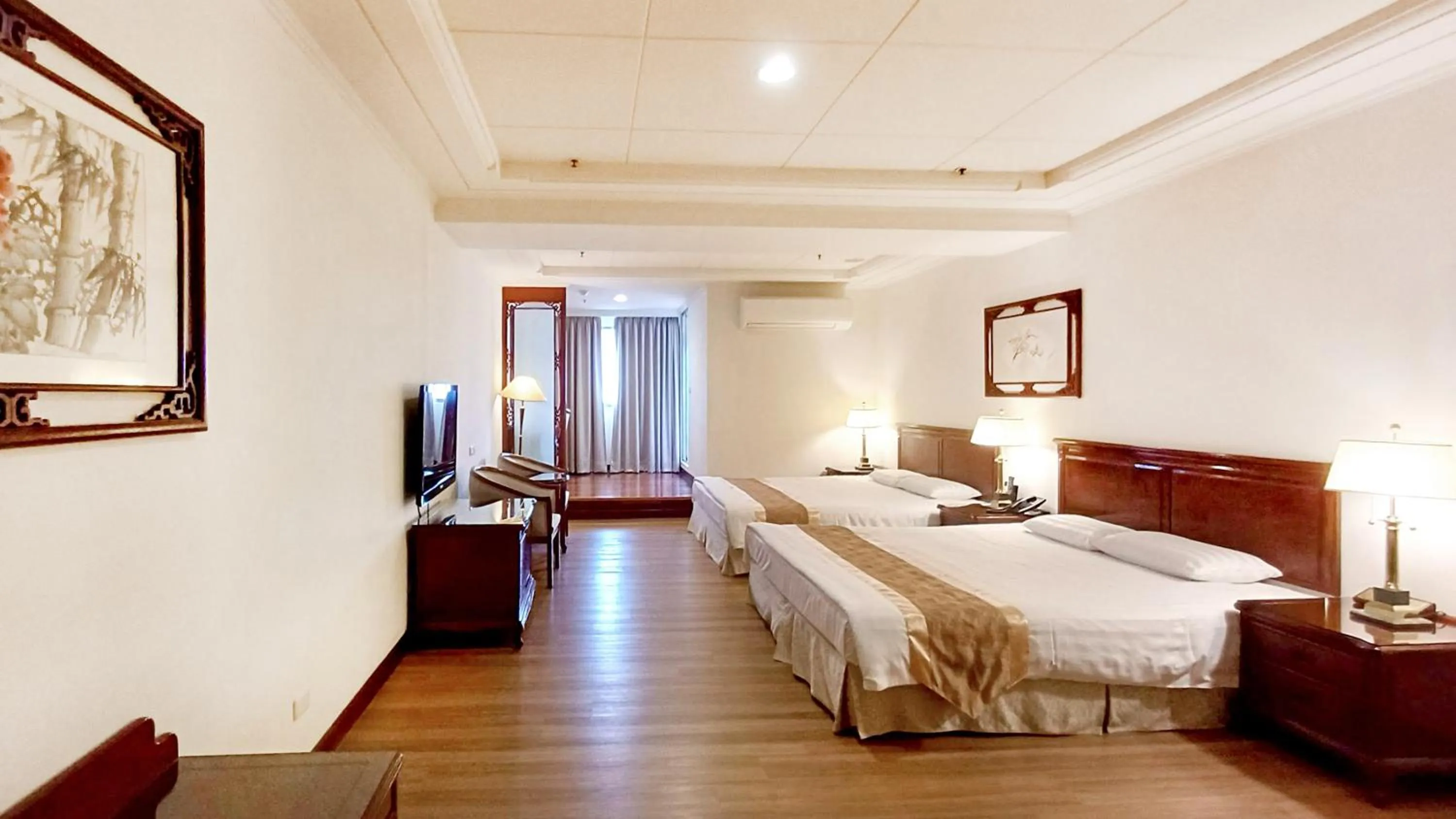 room service, Bed in Hi-YES HOTEL TAOYUAN