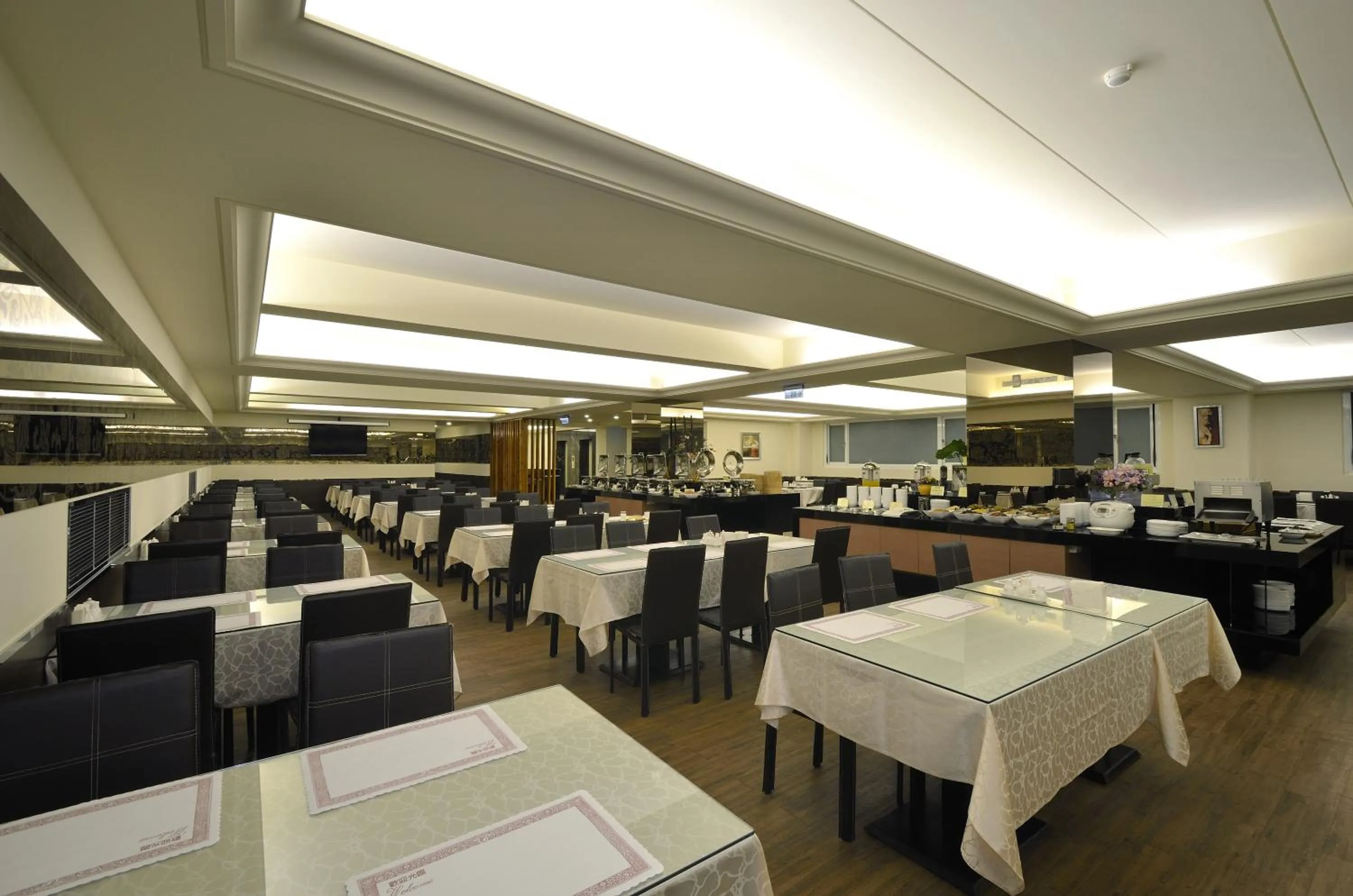 Restaurant/places to eat in King's Paradise Hotel