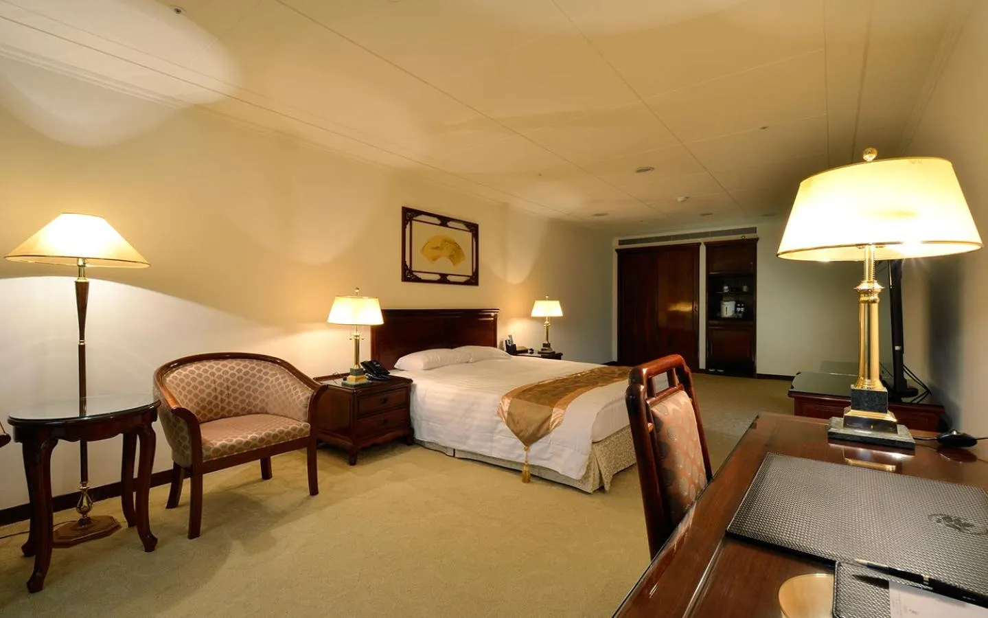 Bed in King's Paradise Hotel