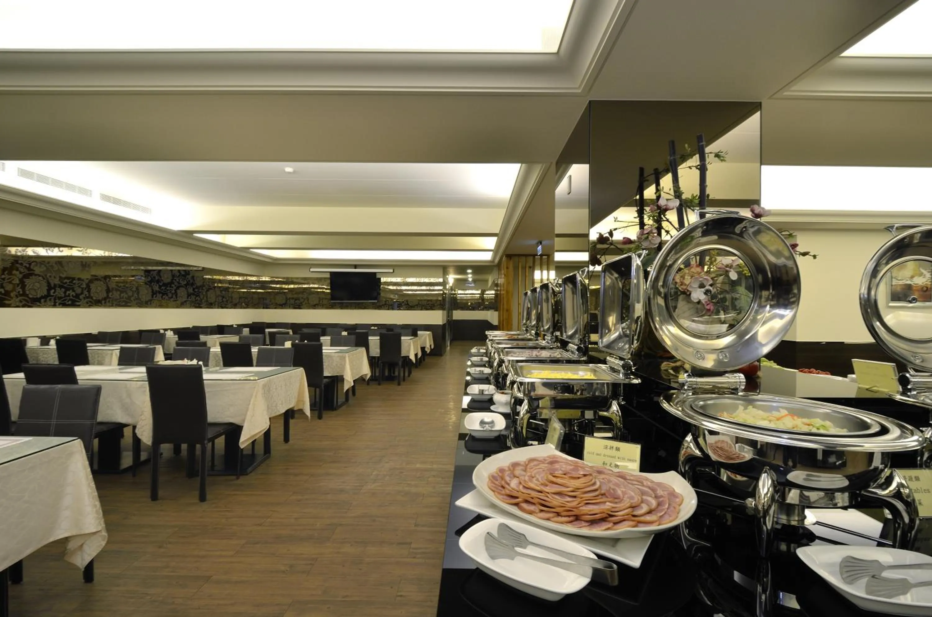 Restaurant/places to eat in King's Paradise Hotel