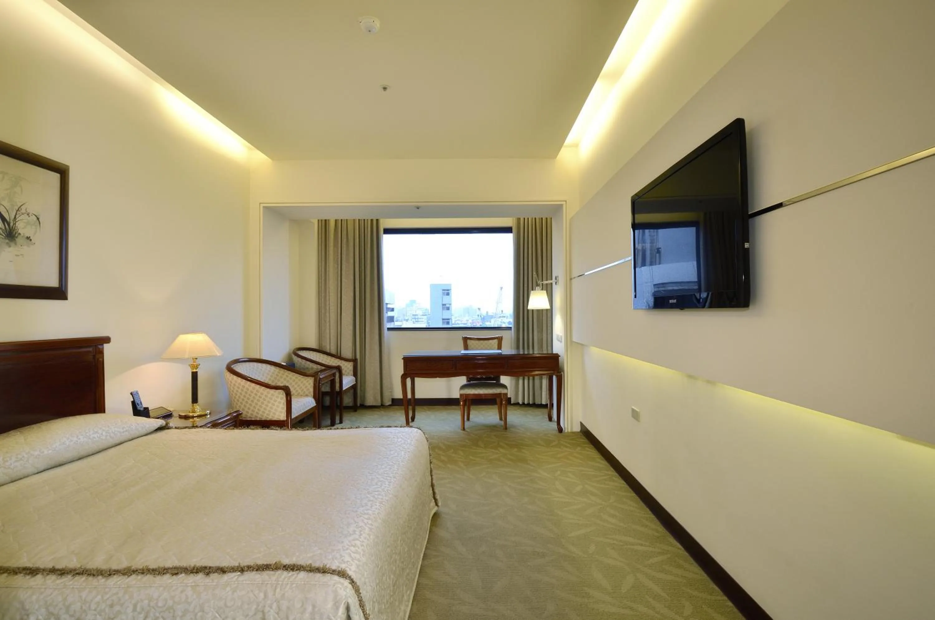 Photo of the whole room, Bed in King's Paradise Hotel