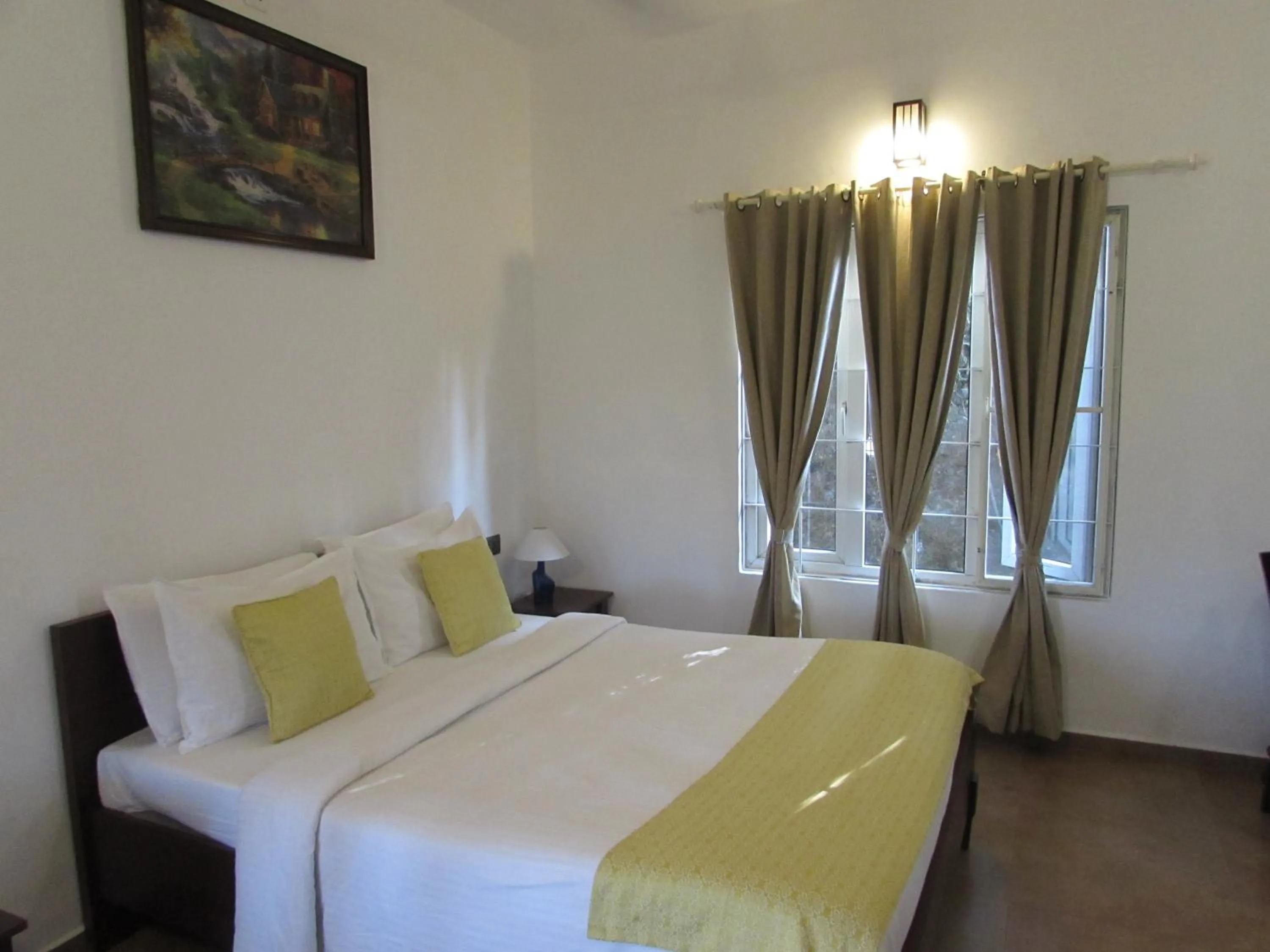 Bedroom, Bed in Falcon Crest