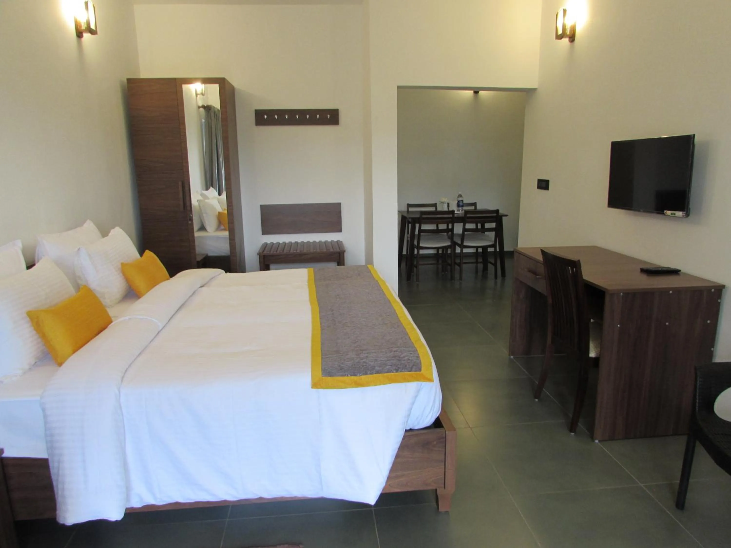 Photo of the whole room, Bed in Falcon Crest