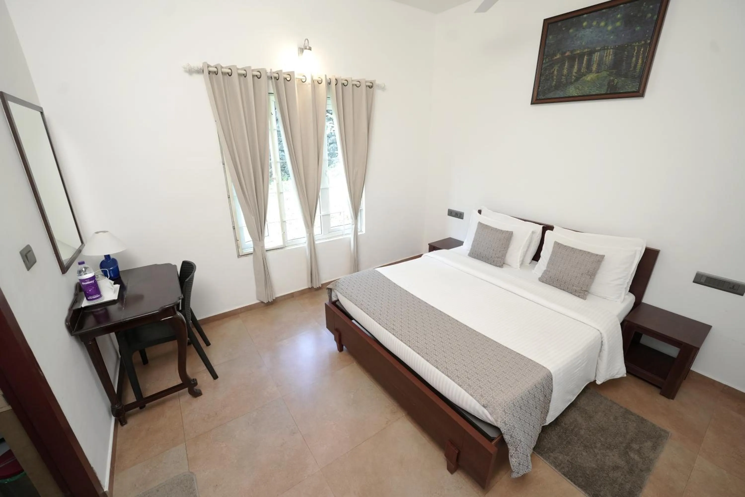 Bedroom, Bed in Falcon Crest