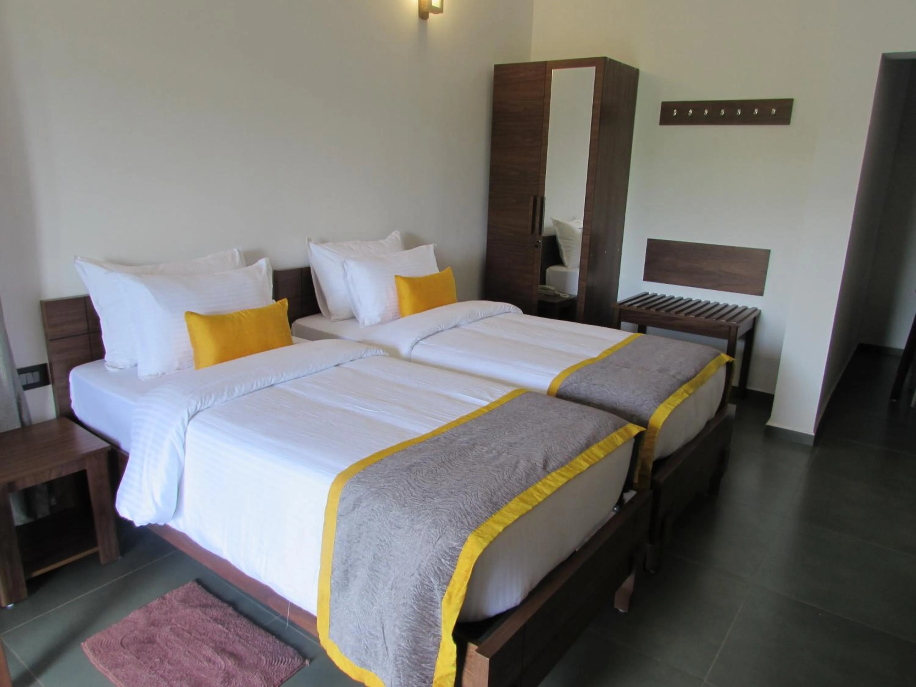 cot, Bed in Falcon Crest